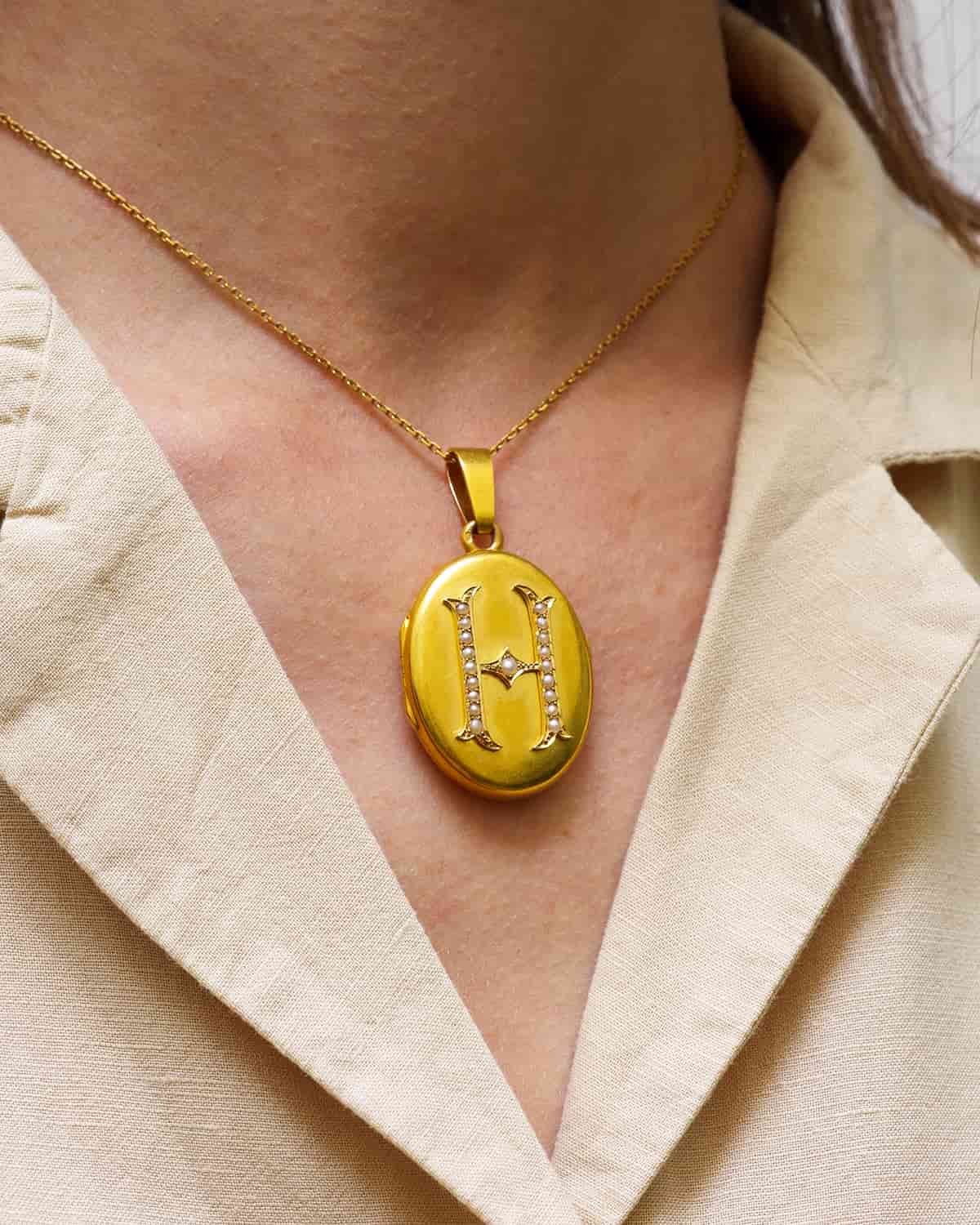 Médaillon lettre H en or