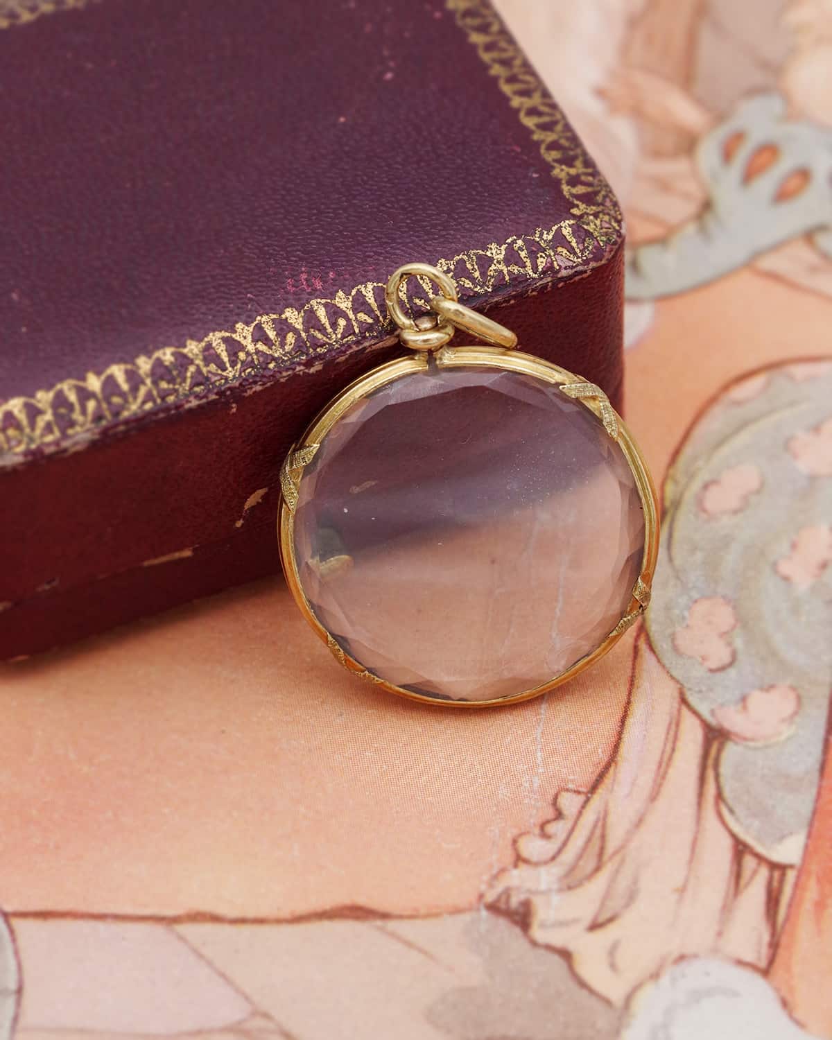 Antique locket pendant in gold