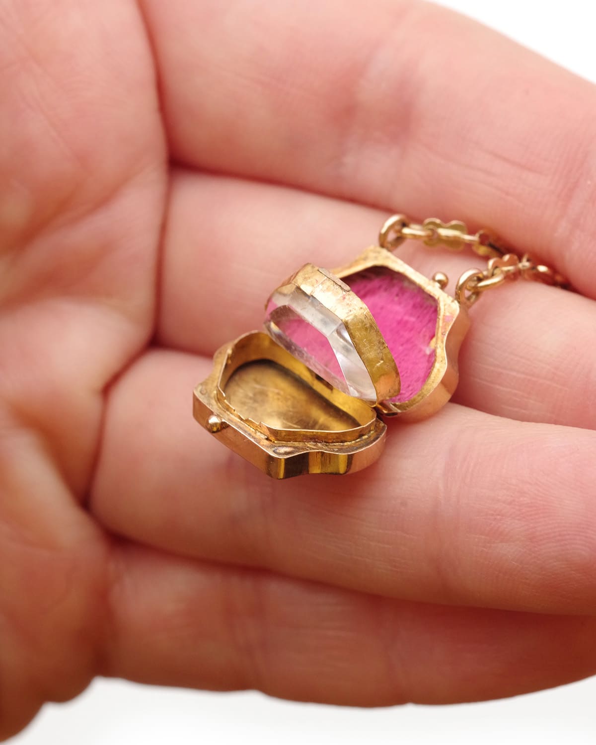 Bag-shaped pendant locket