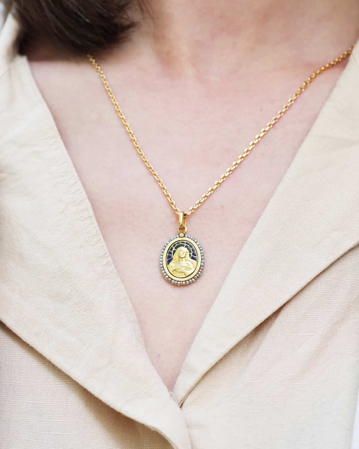 Médaille émail plique a jour en or