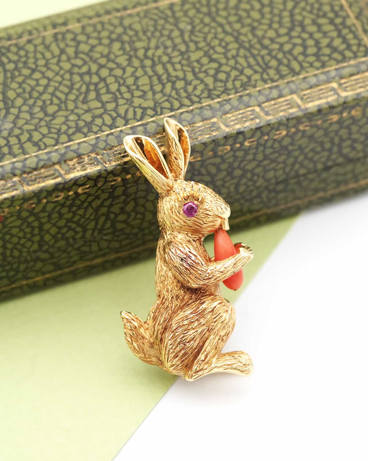 broche lapin en or