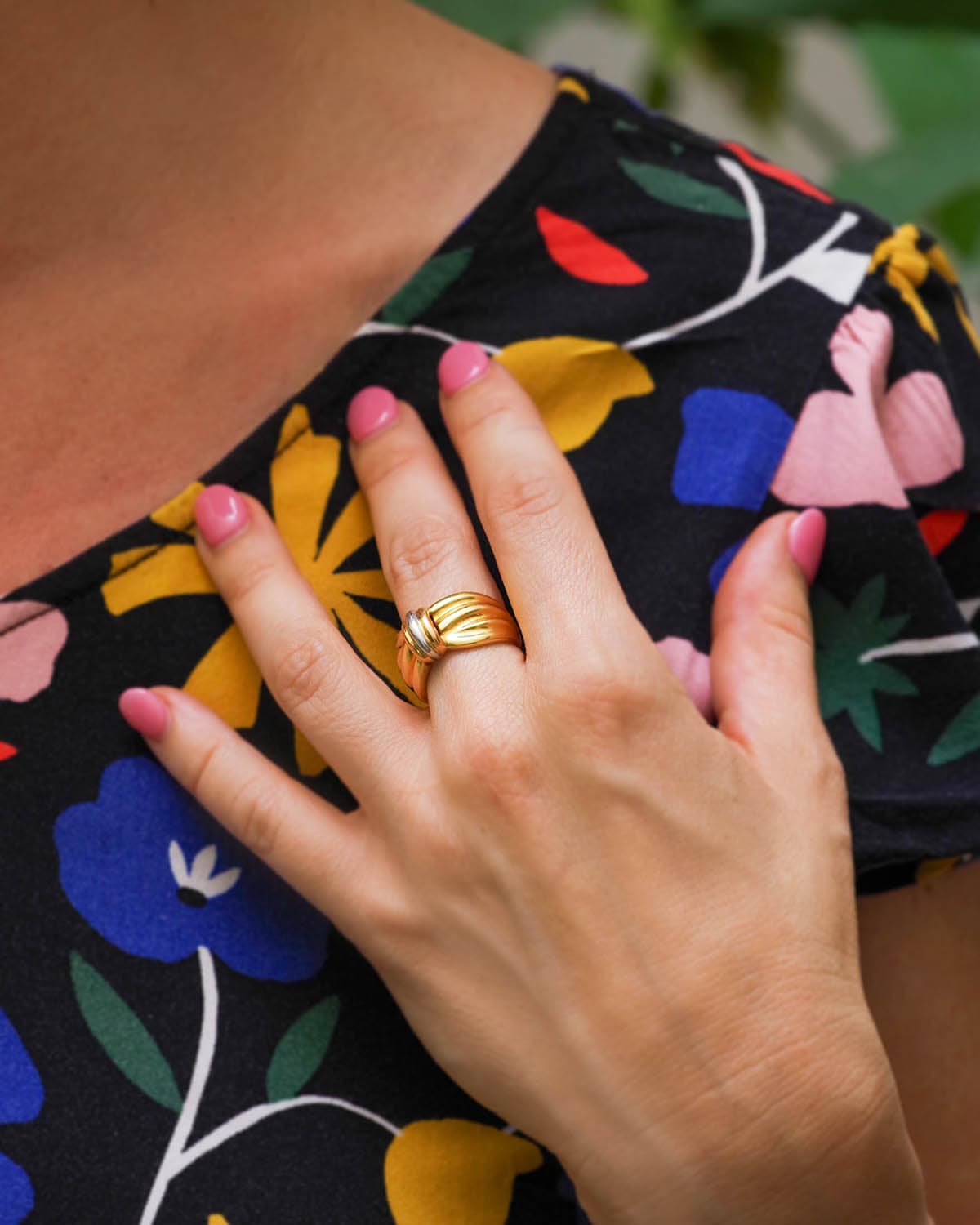 Vintage bow ring in gold