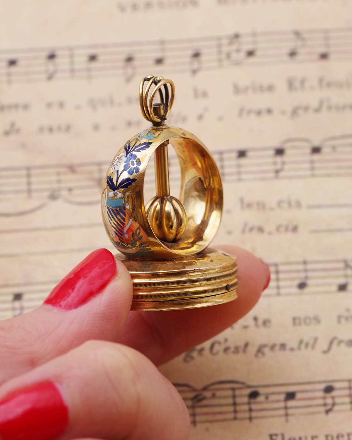 Antique gold seal musical pendant