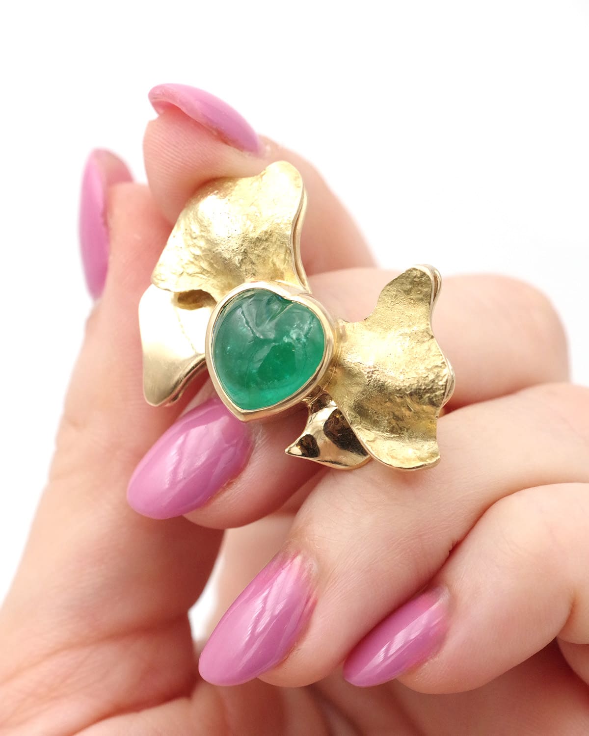 4ct emerald cocktail bow ring in gold