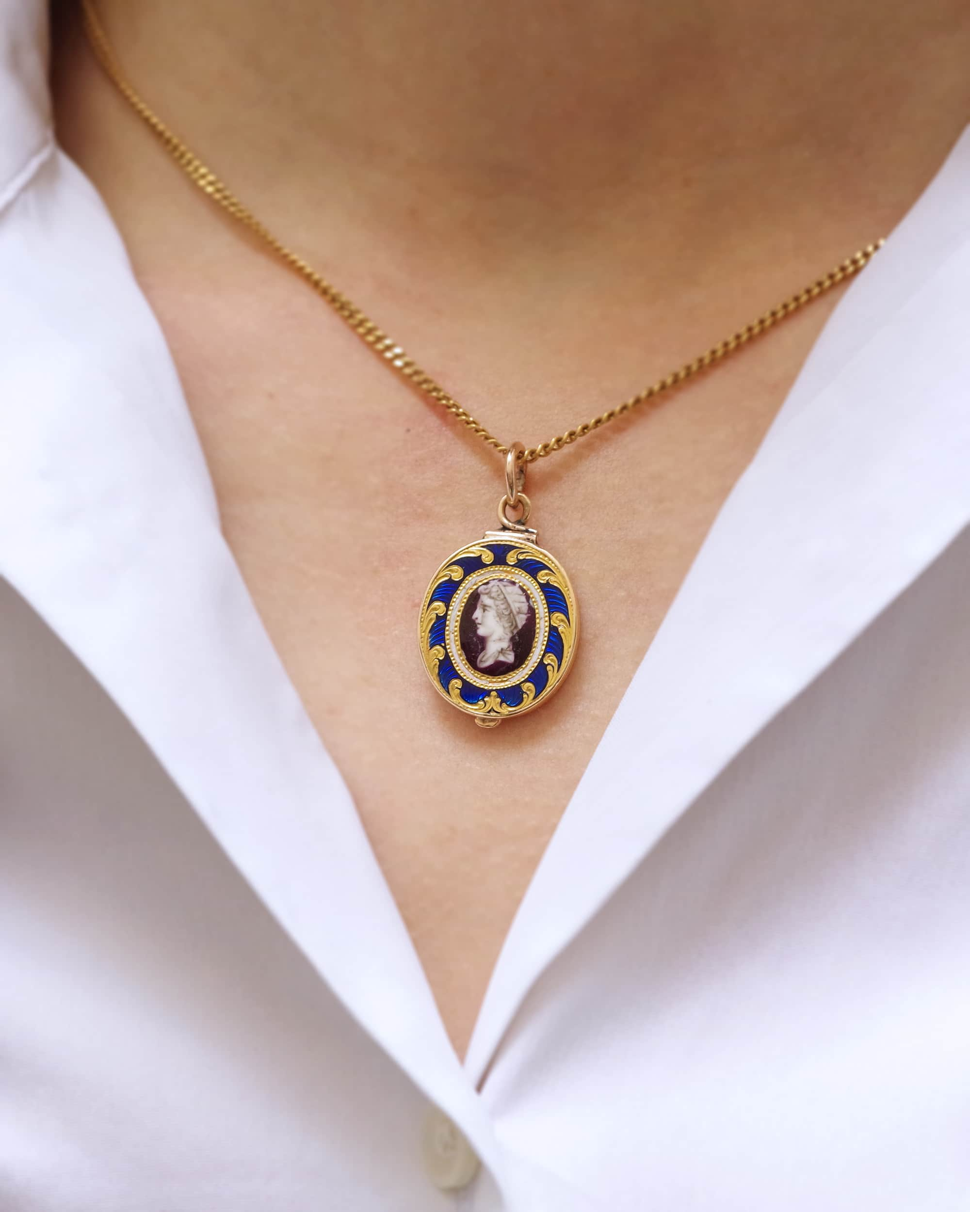 Antique locket pendant in gold