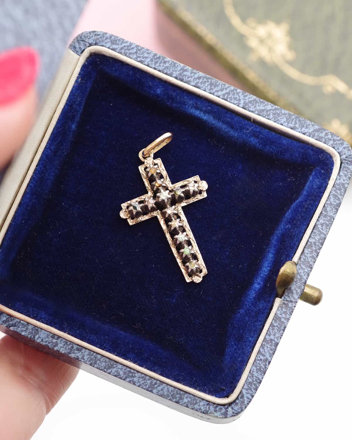 Pendentif croix diamants