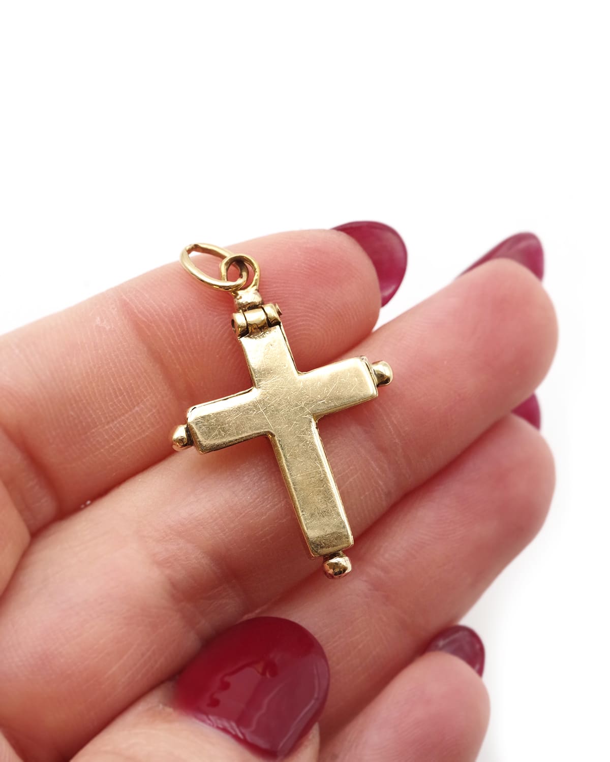 Antique locket pendant in gold