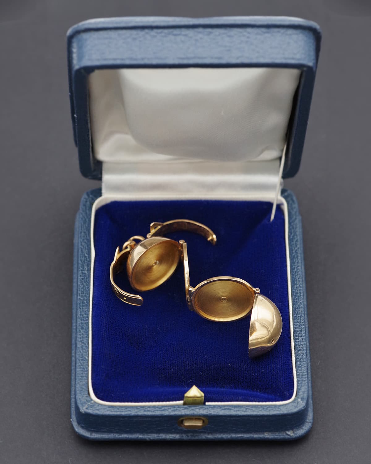 Orb locket pendant in gold