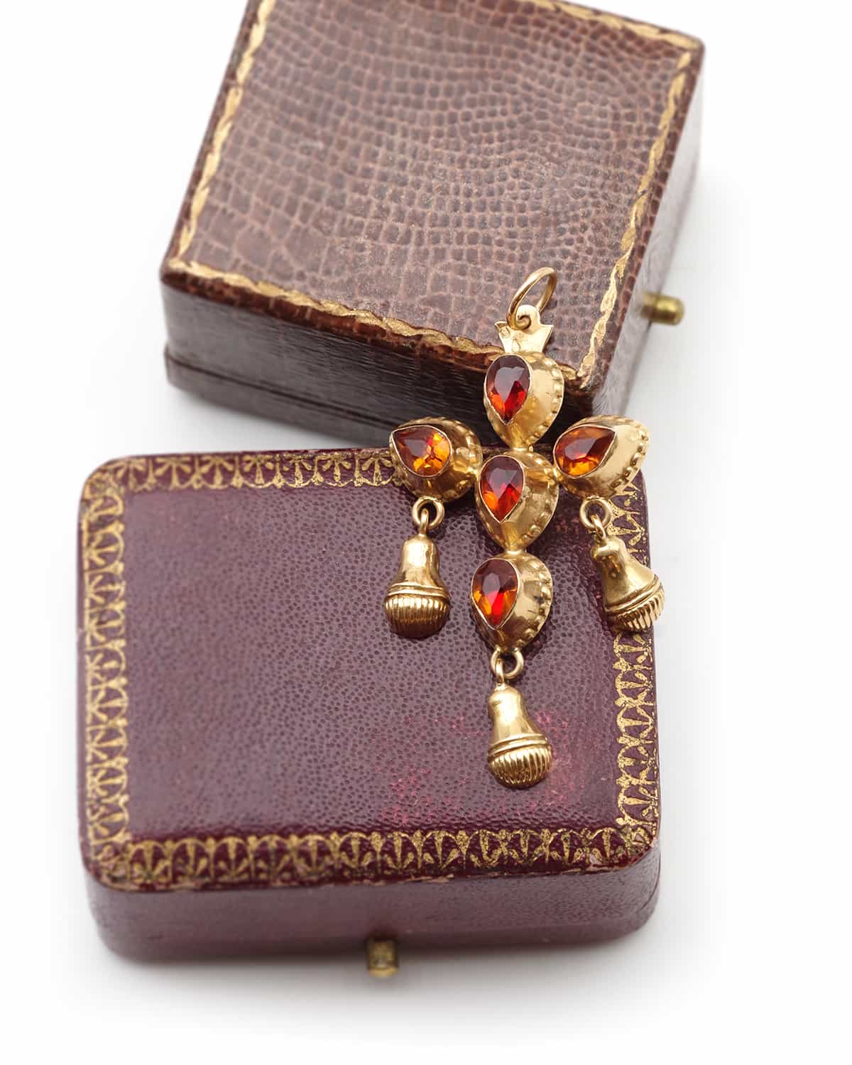 Saint esprit gold pendant