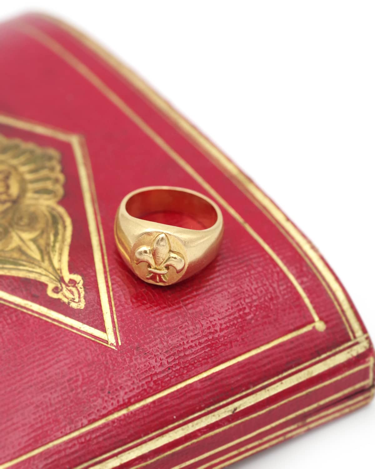 Lily flower ring in gold