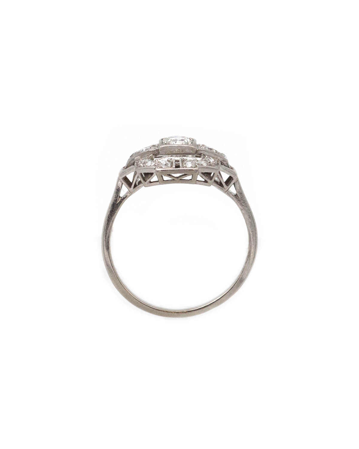 Geometric ring in platinum