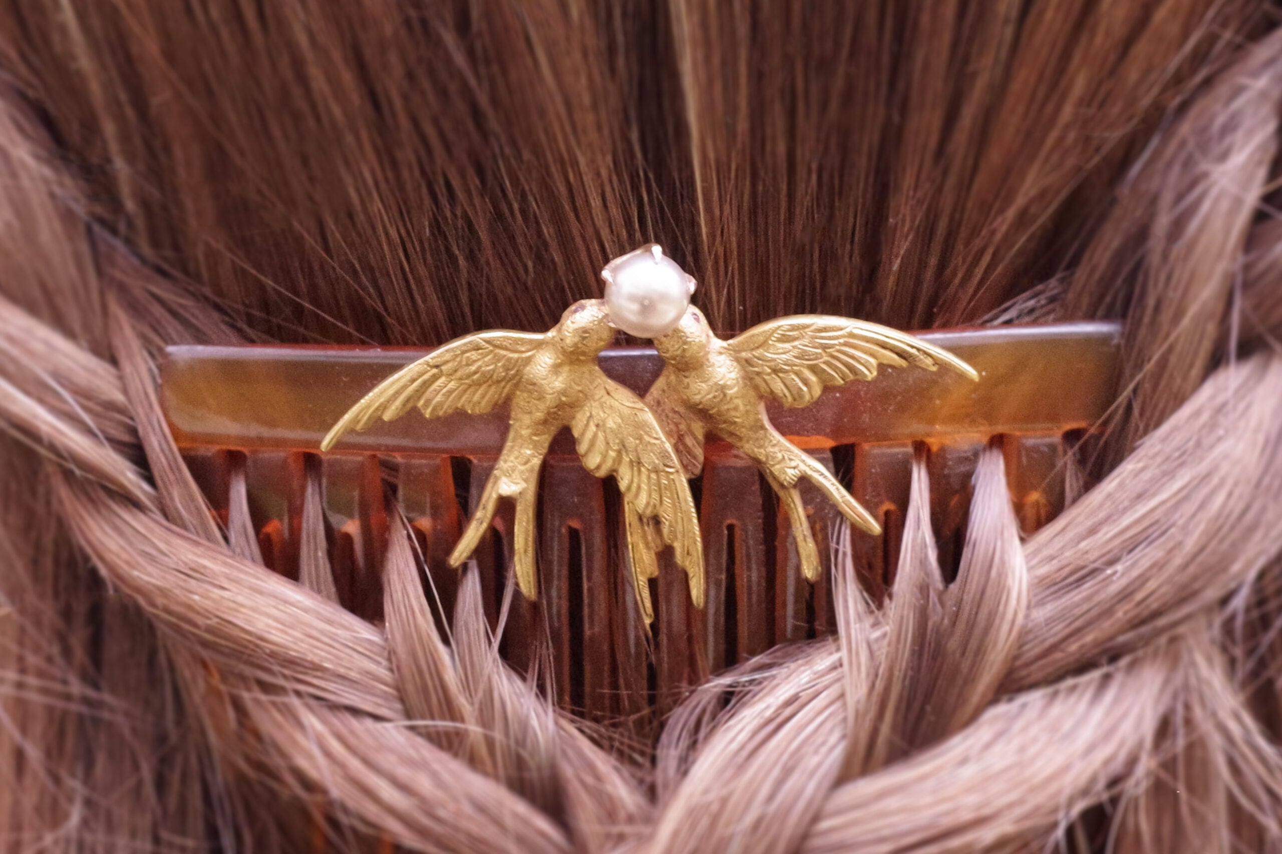 Gold swallow wedding comb