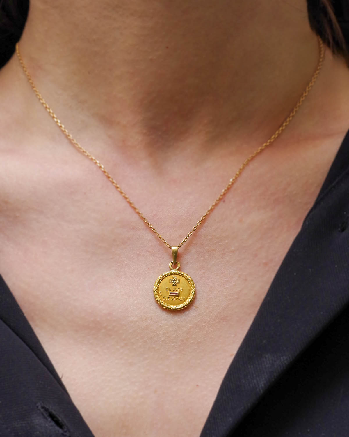 Pendentif médaille augis en or