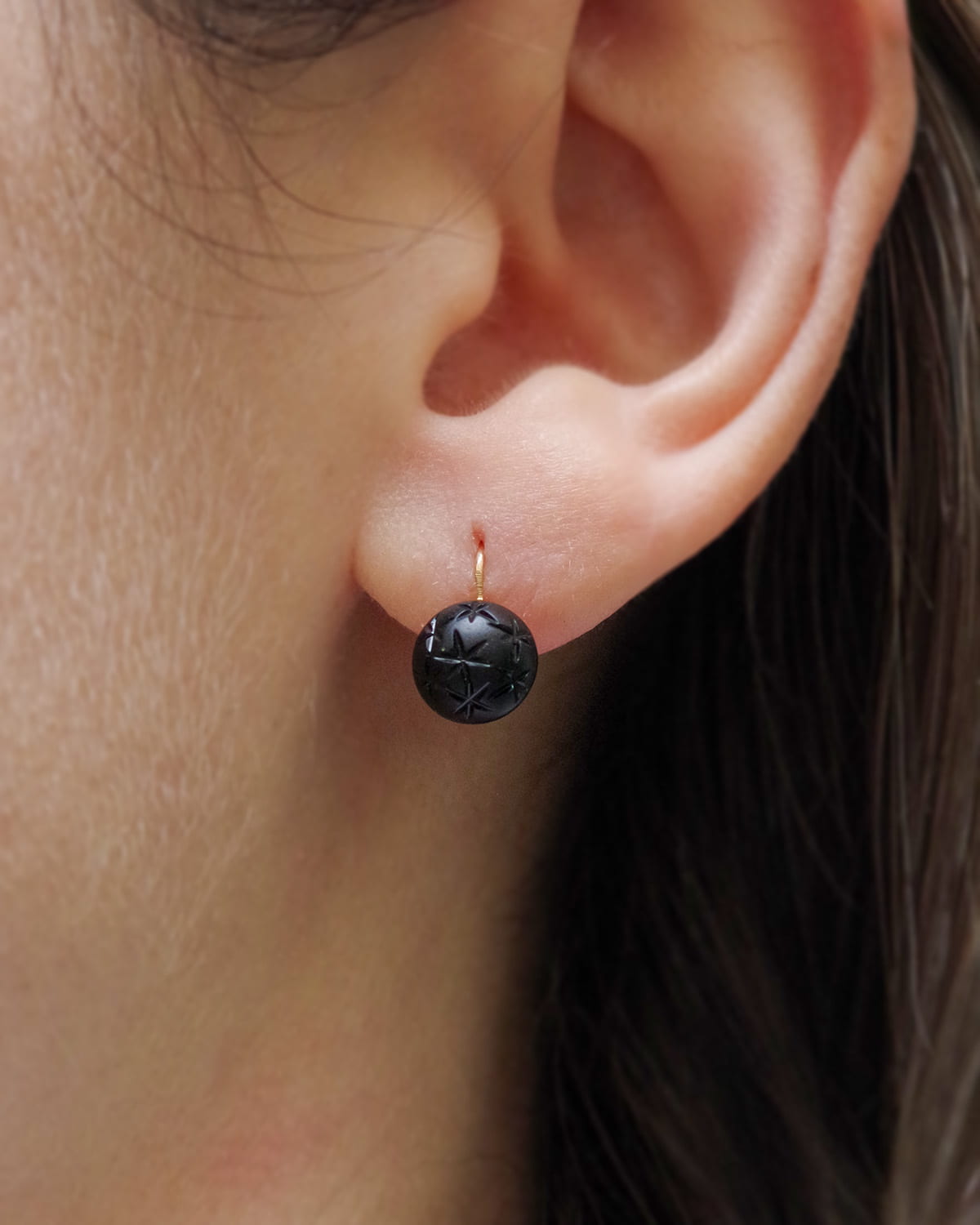 Dormeuses en or et jais