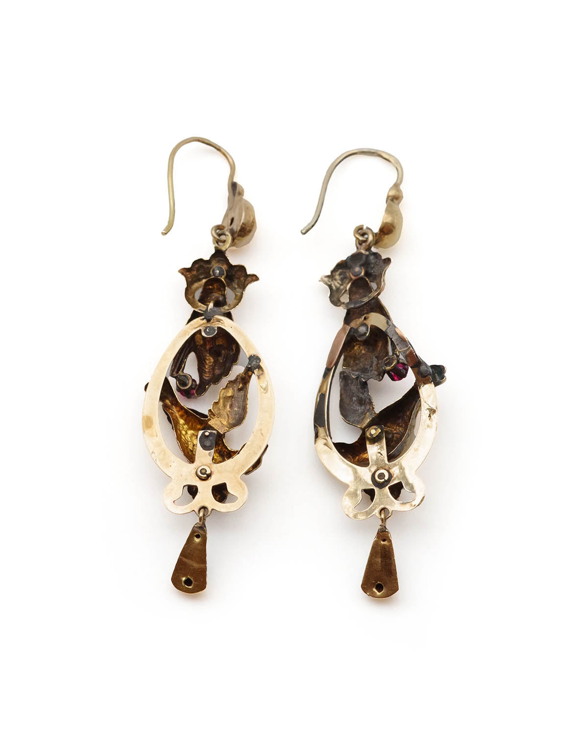 Antique romantic earrings in gold