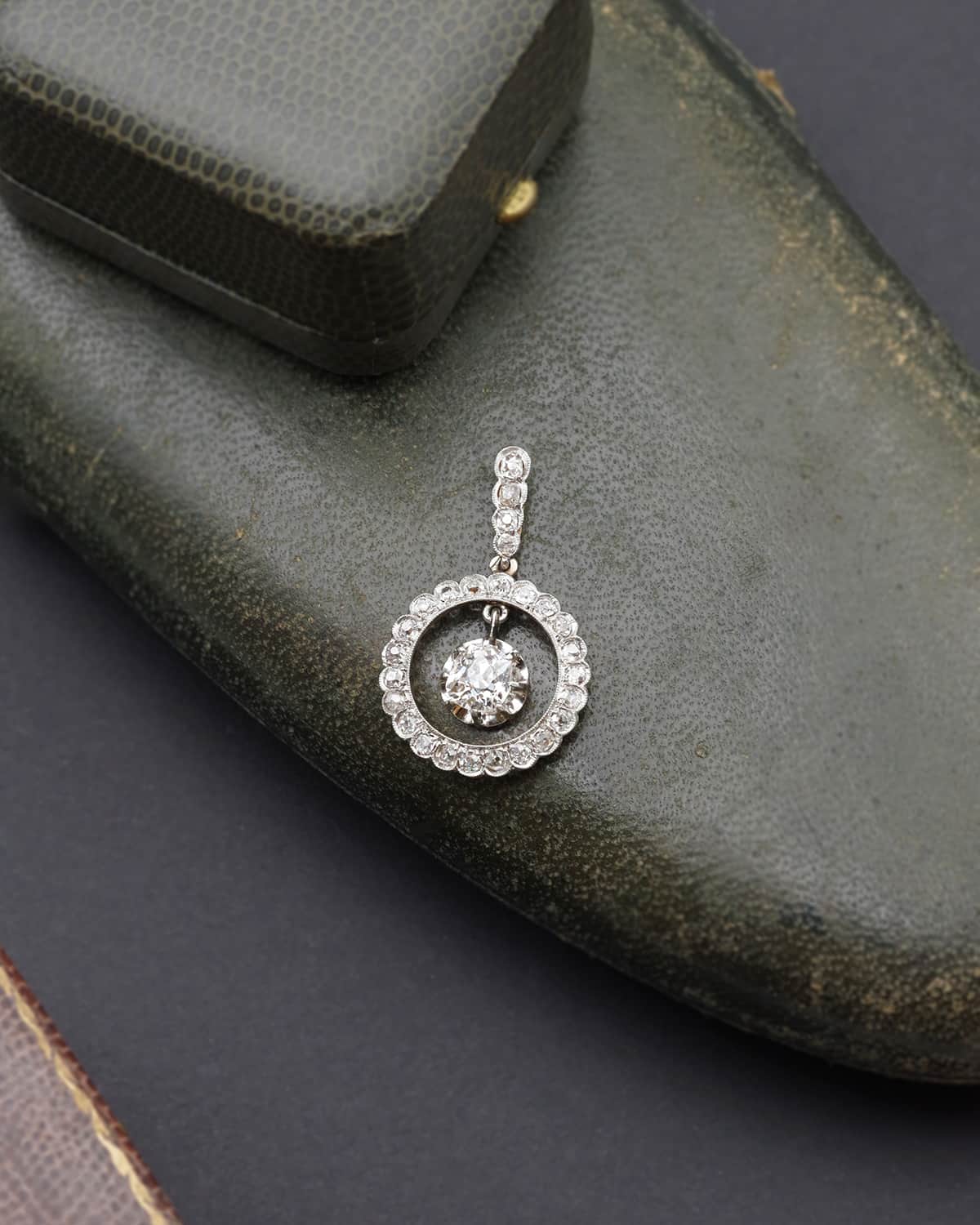 Edwardian gold diamond round shape pendant