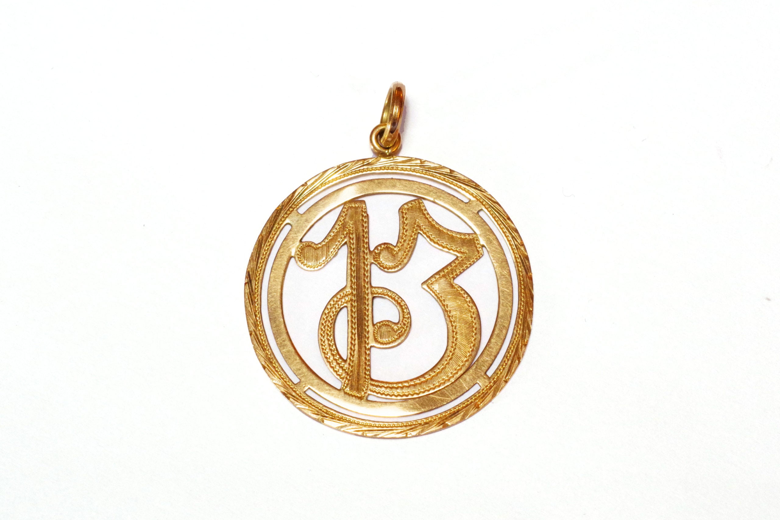 pendentif nombre porte-bonheur or 18k