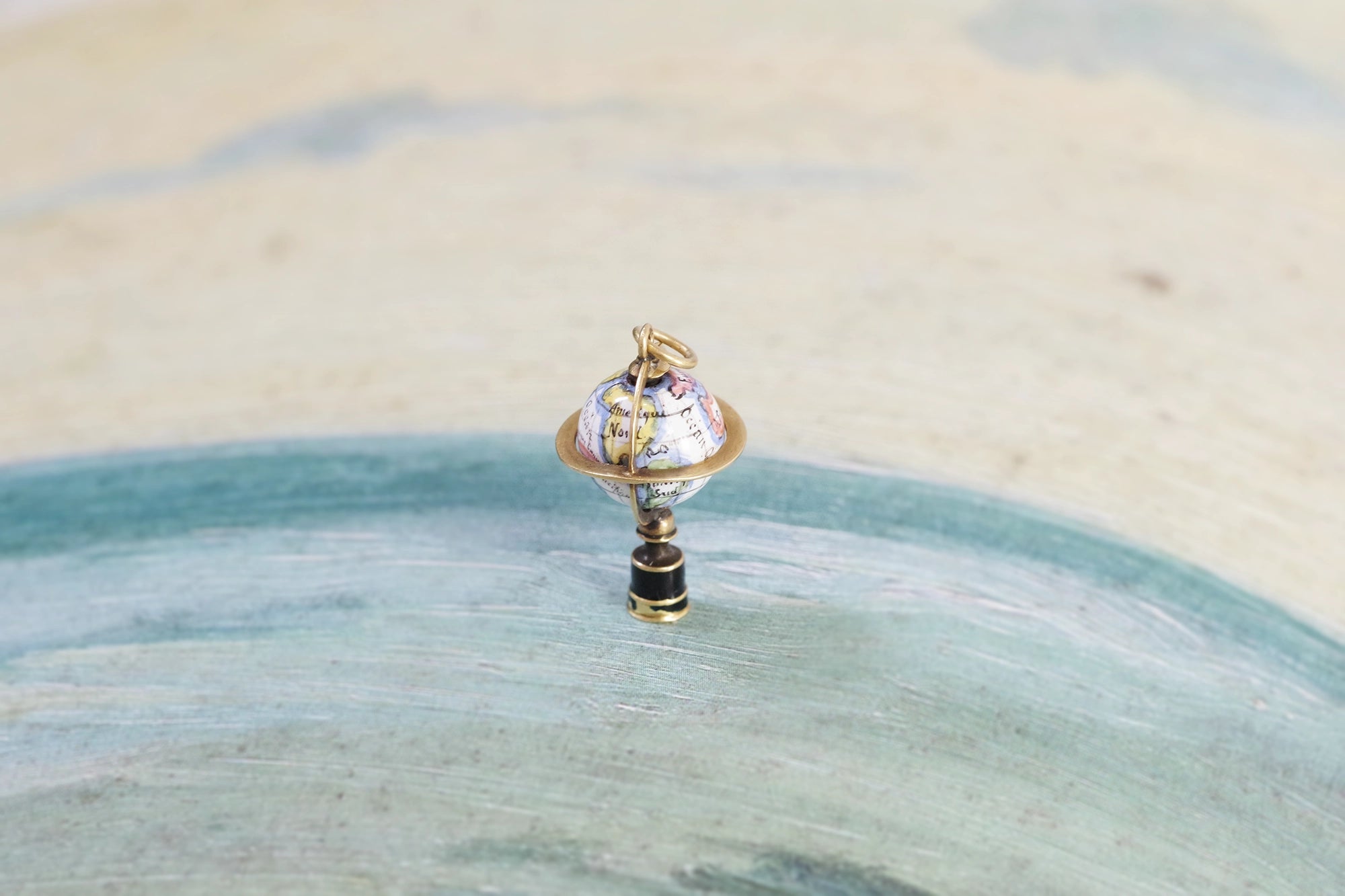 Pendentif ancien globe en or