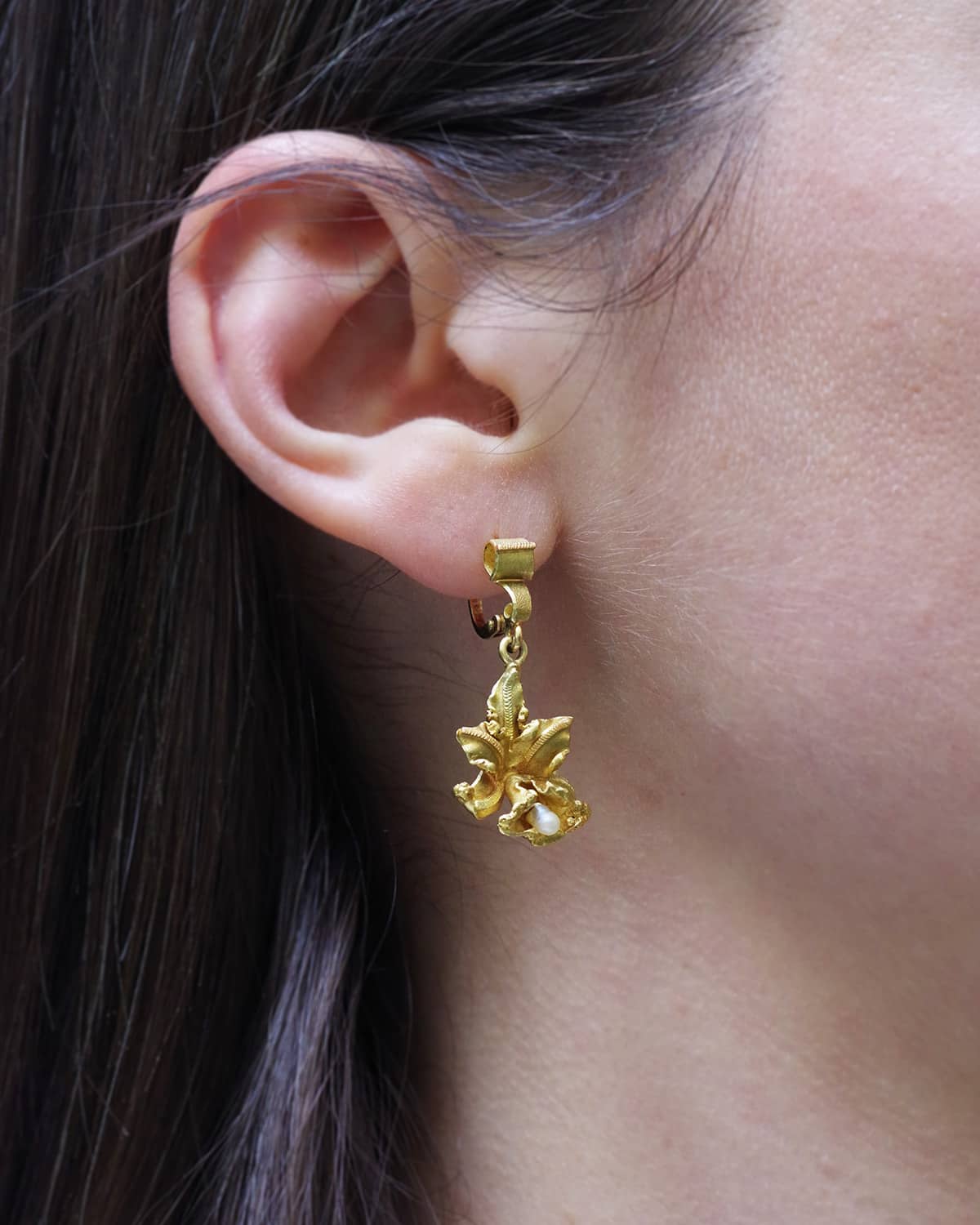 Vintage gold earrings with pearls