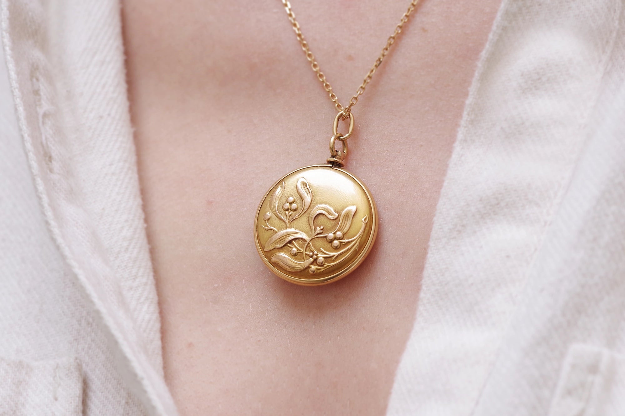 Misteltoe gold pendant locket