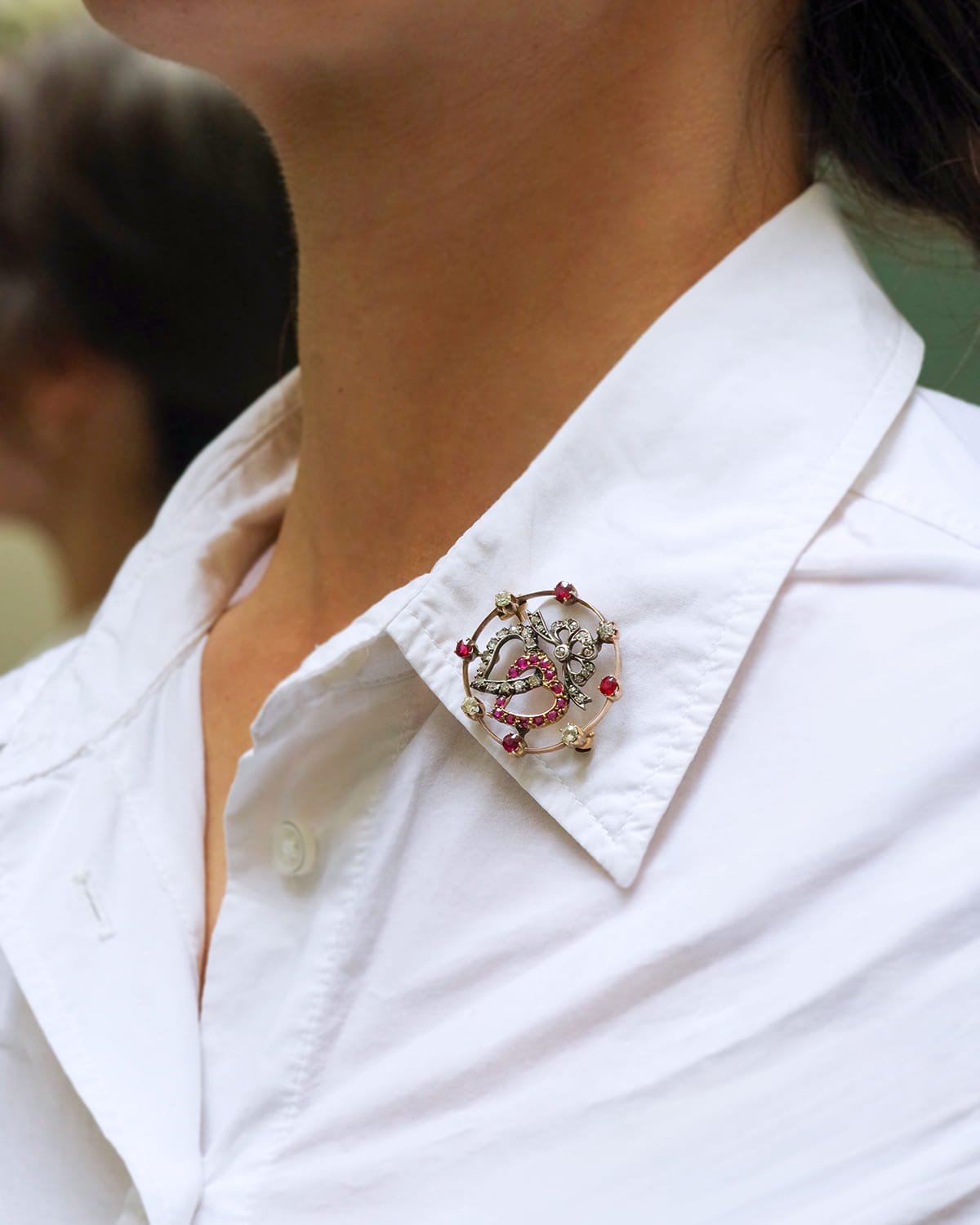 Broche double coeur courroné en or