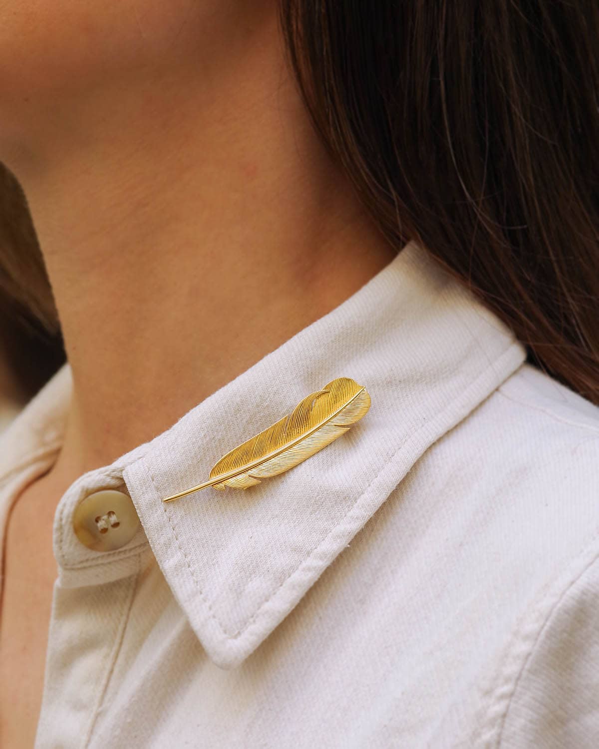 Vintage feather brooch in gold
