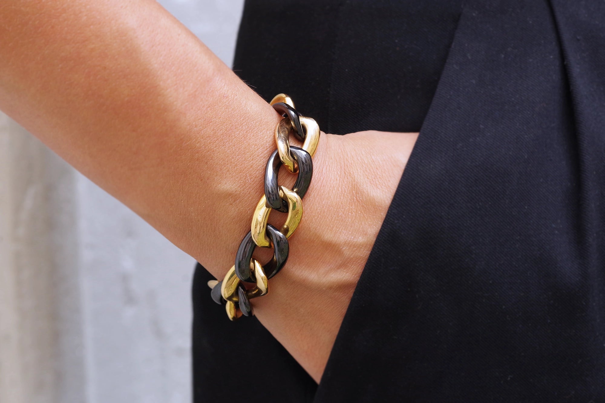 Hematite and gold meshes bracelet