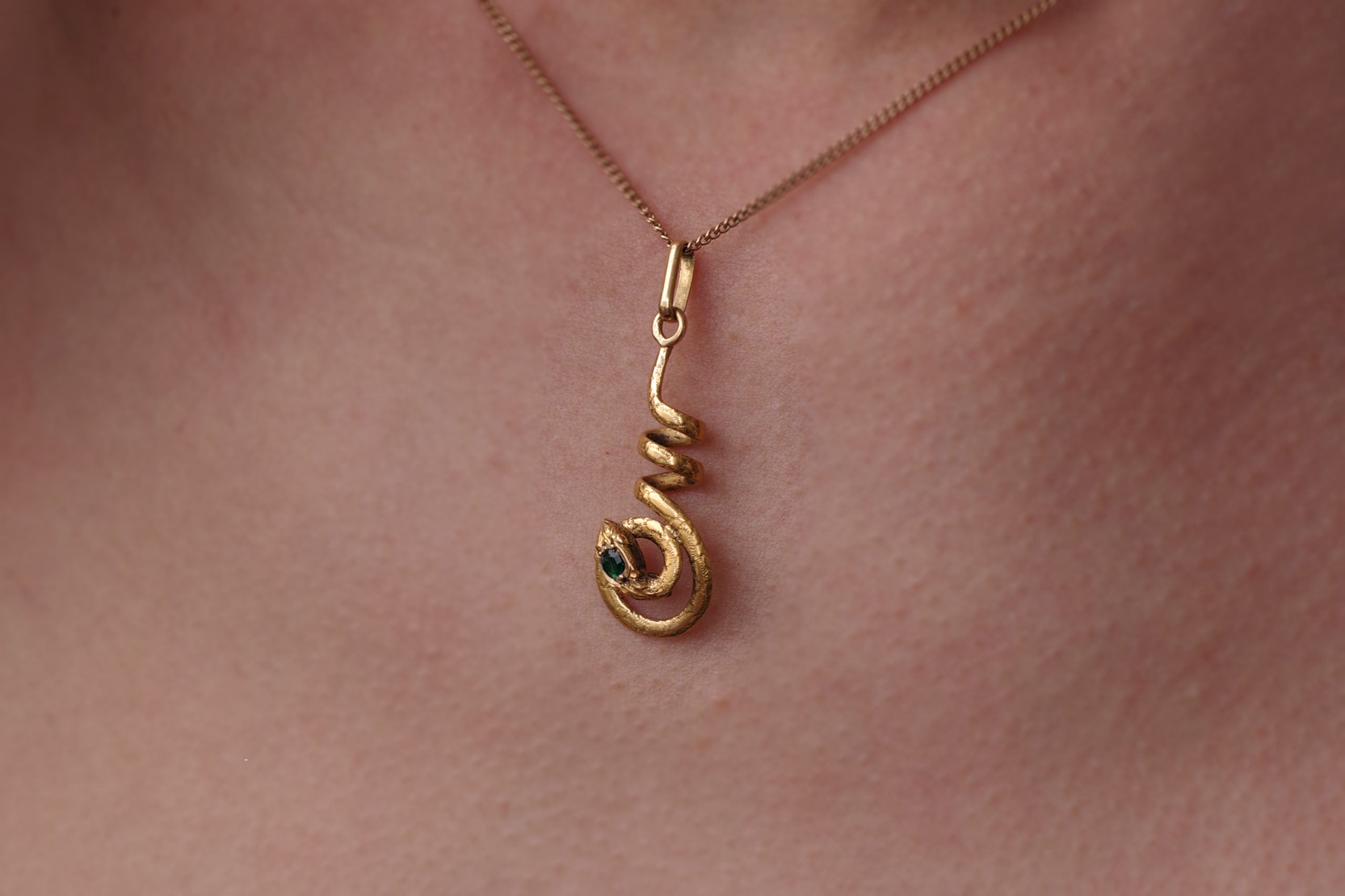 Pendentif serpent en or jaune emeraude