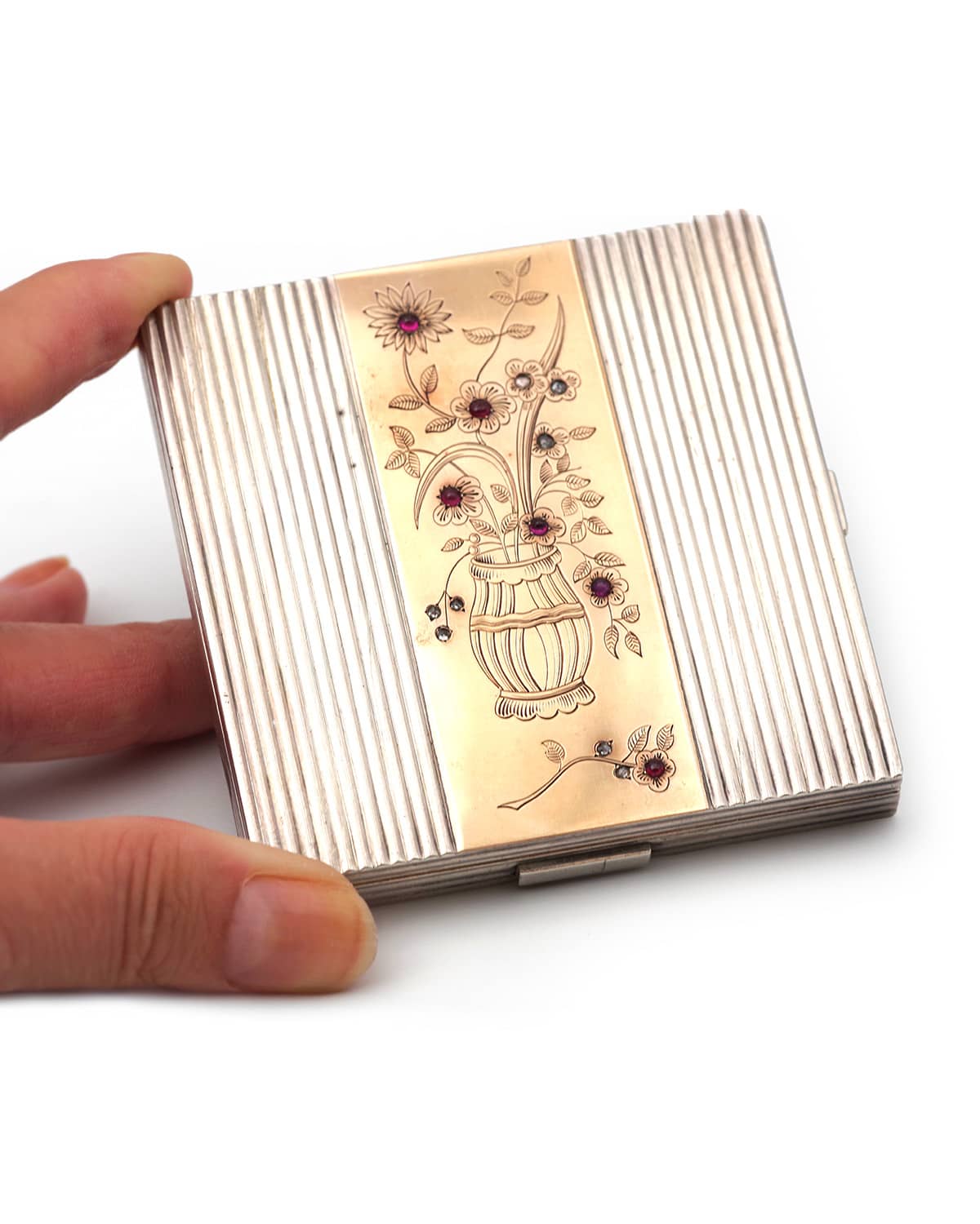 Poudrier fleurs rétro en argent