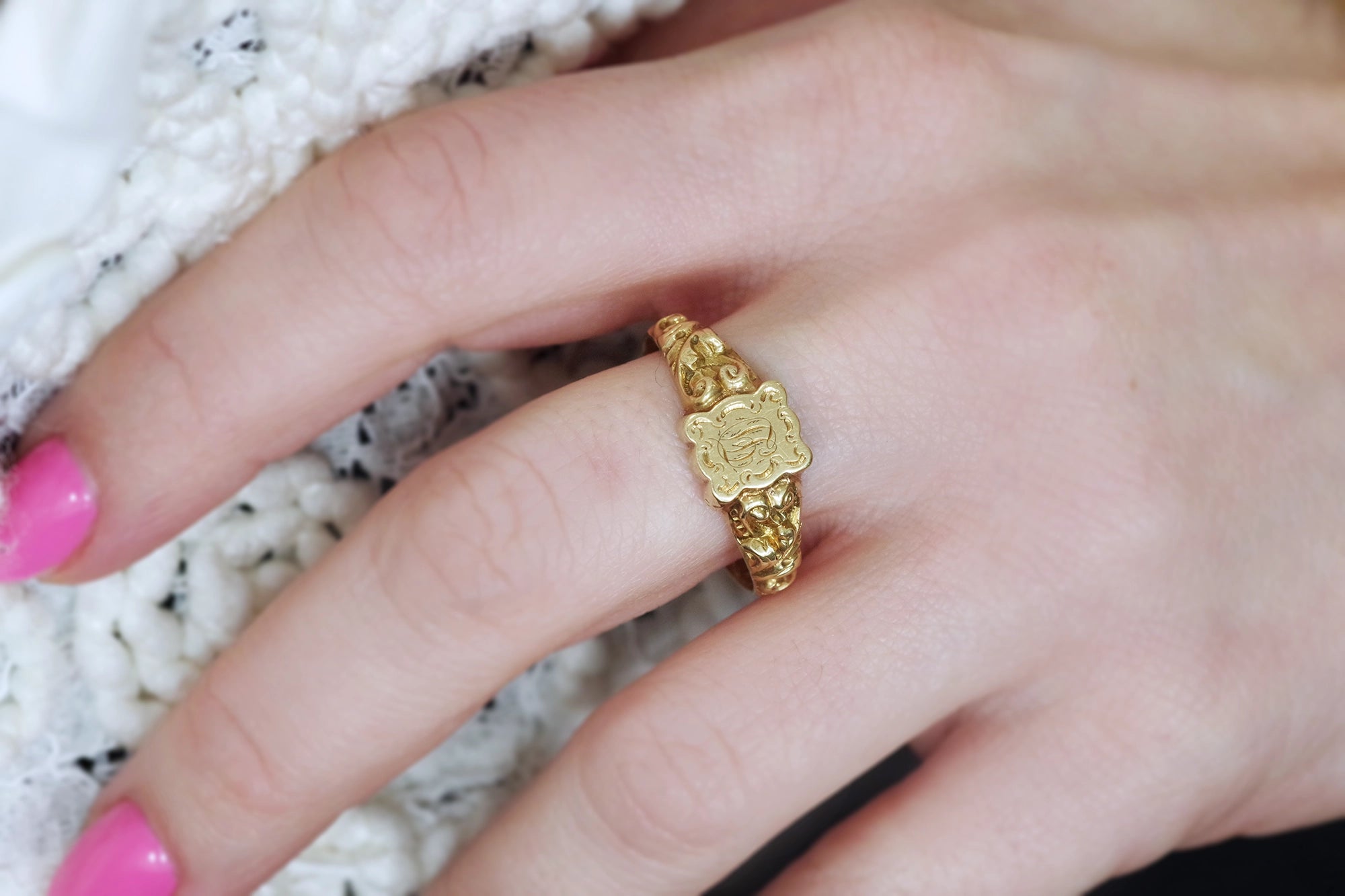 Man signet locket ring in gold