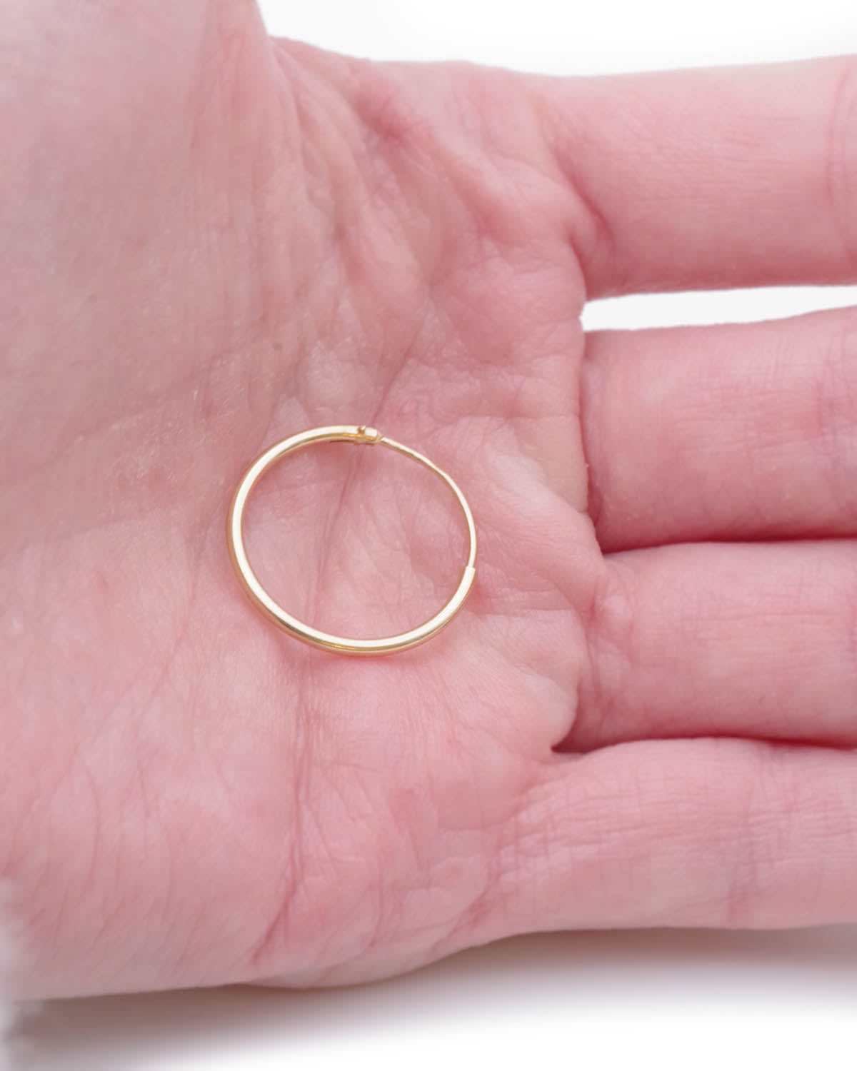 Single hoop earring in gold