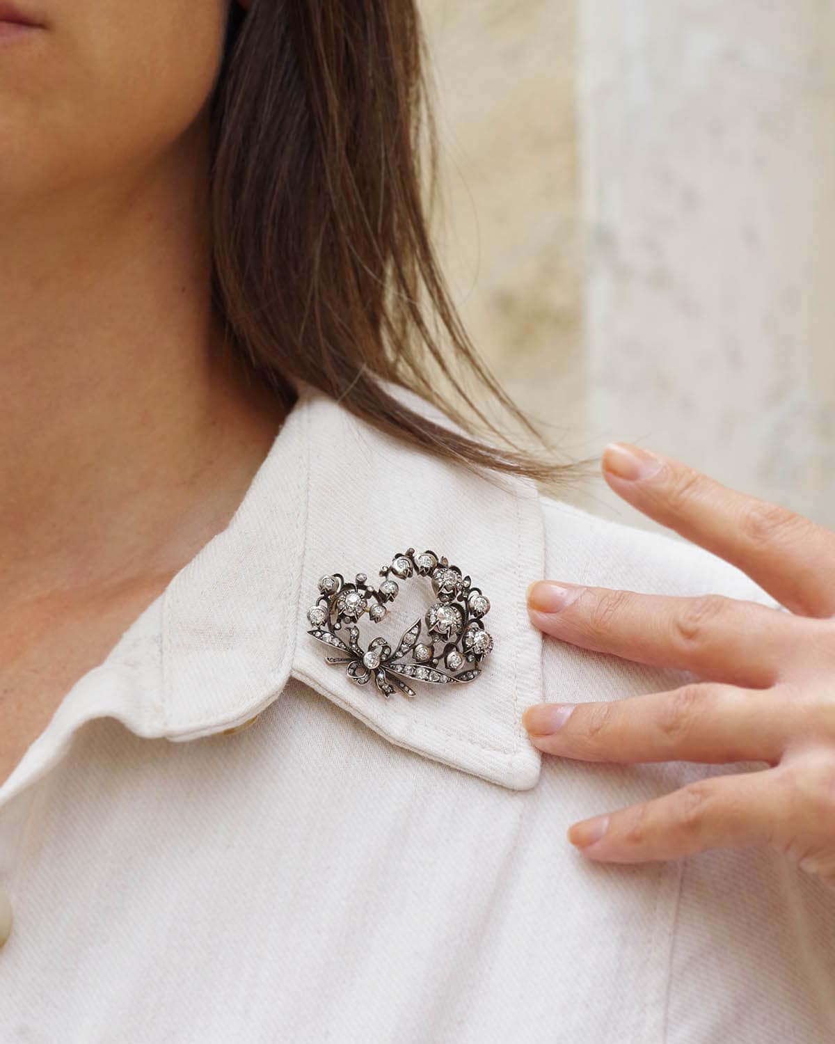 Broche muguet nœud ancienne avec des diamants