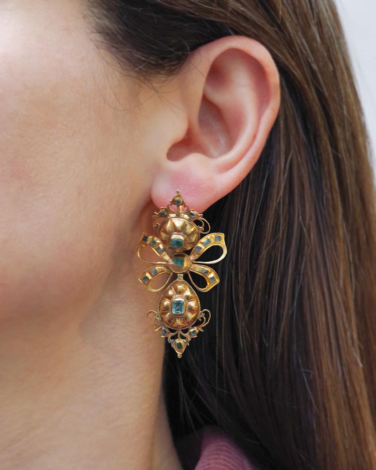 Boucles oreille espagnoles en or et émeraudes