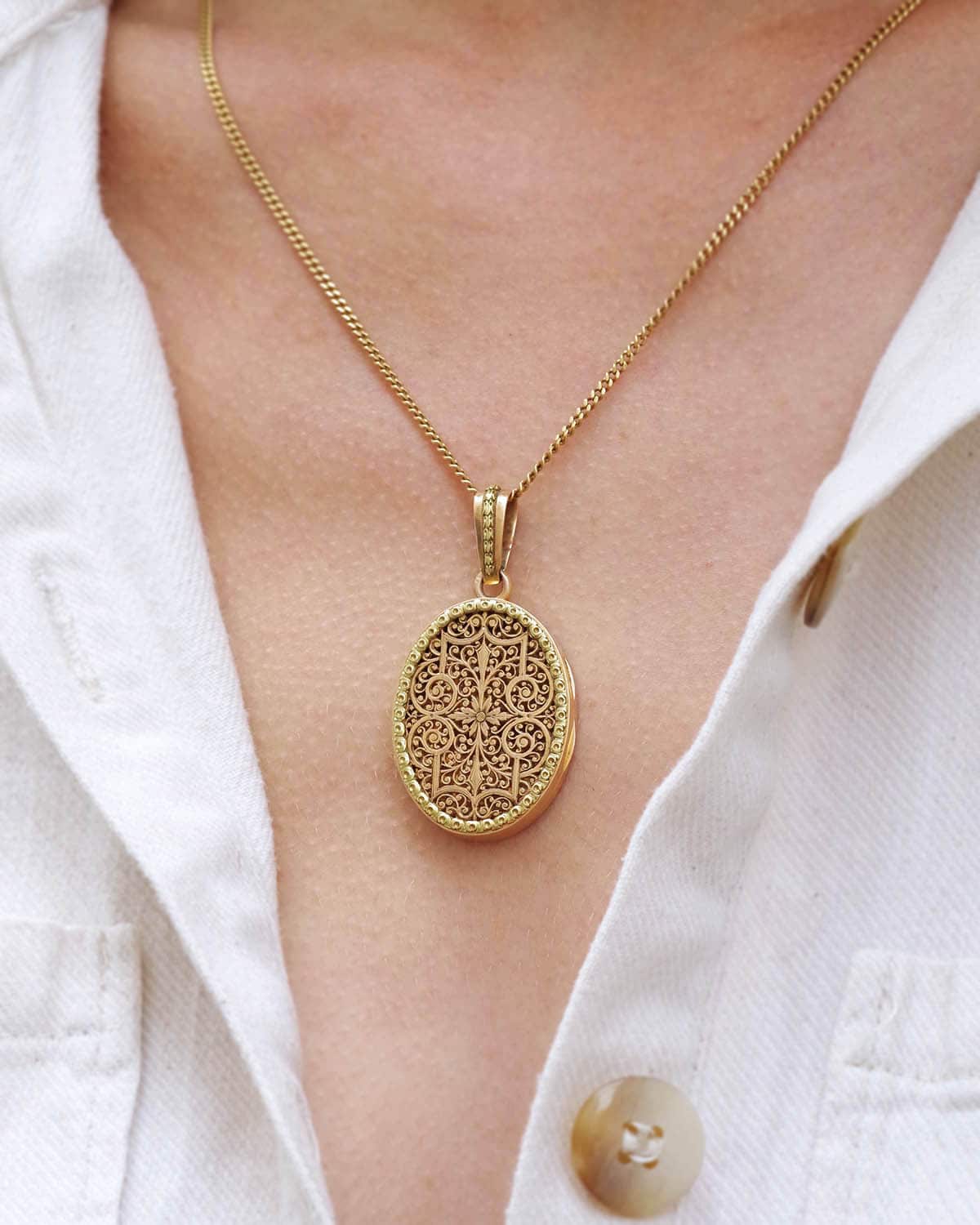 Antique locket pendant in gold