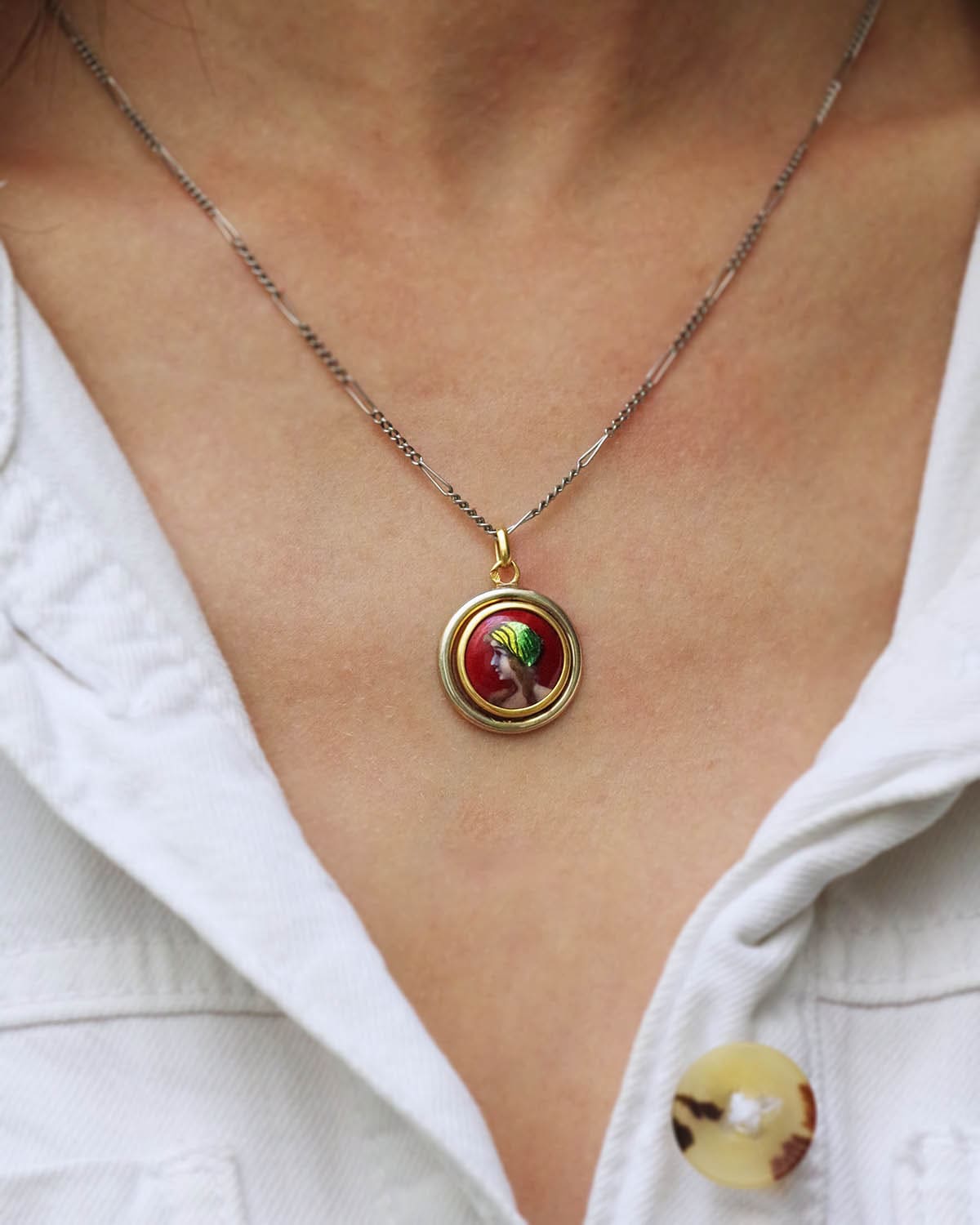 Enamel gold pendant woman profile