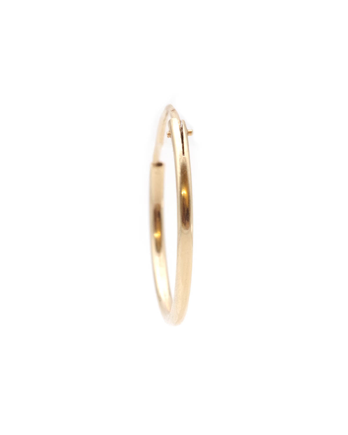 Single hoop earring in gold