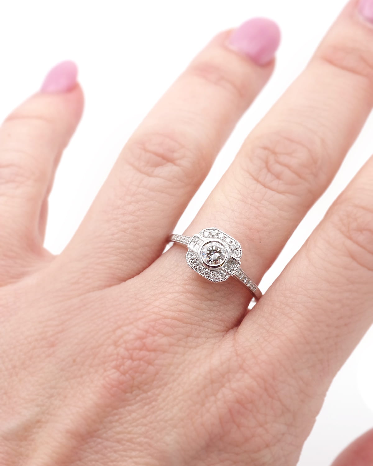 Wedding ring in white gold with diamonds