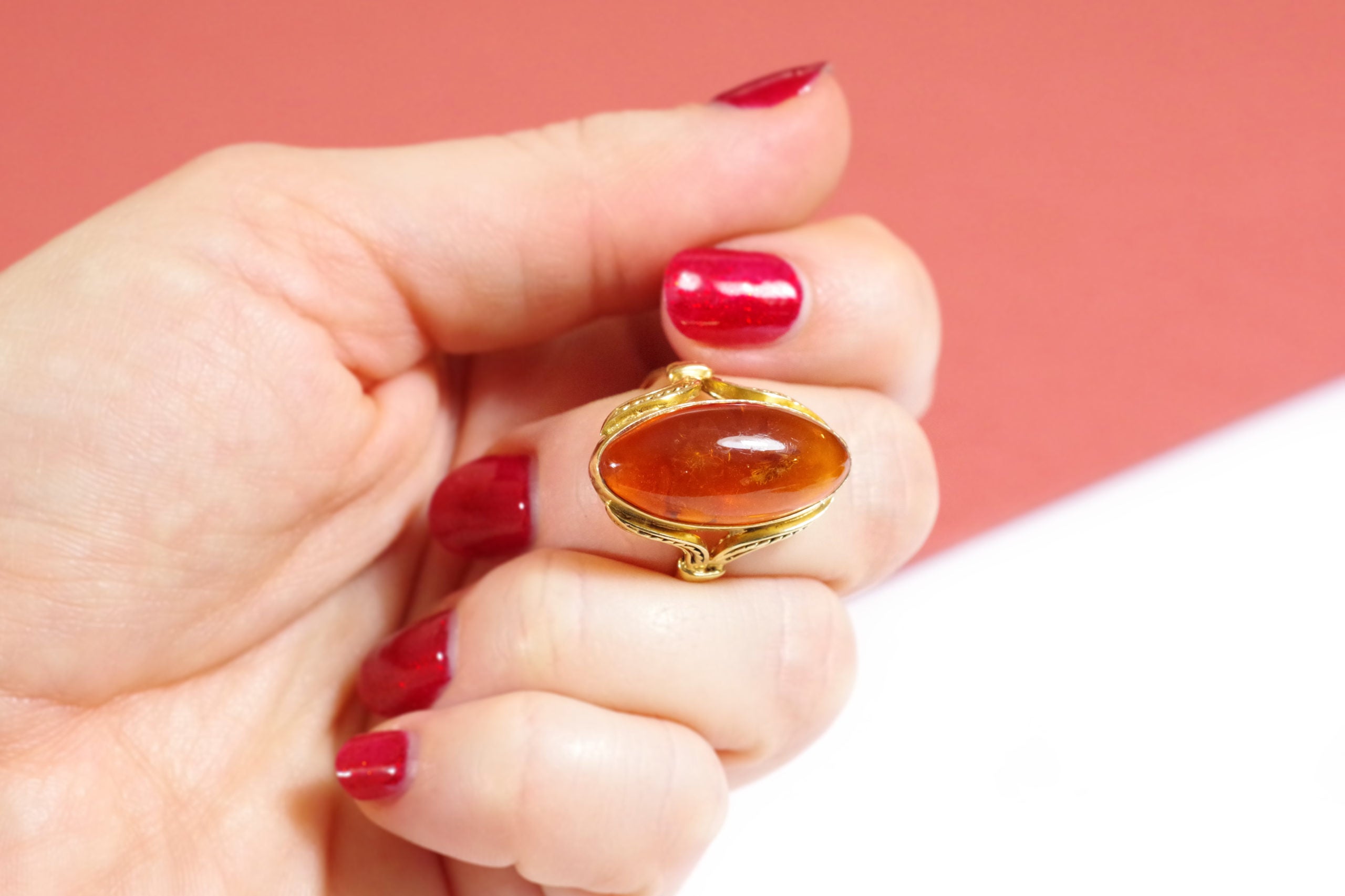 bague cabochon d'ambre naturel en or