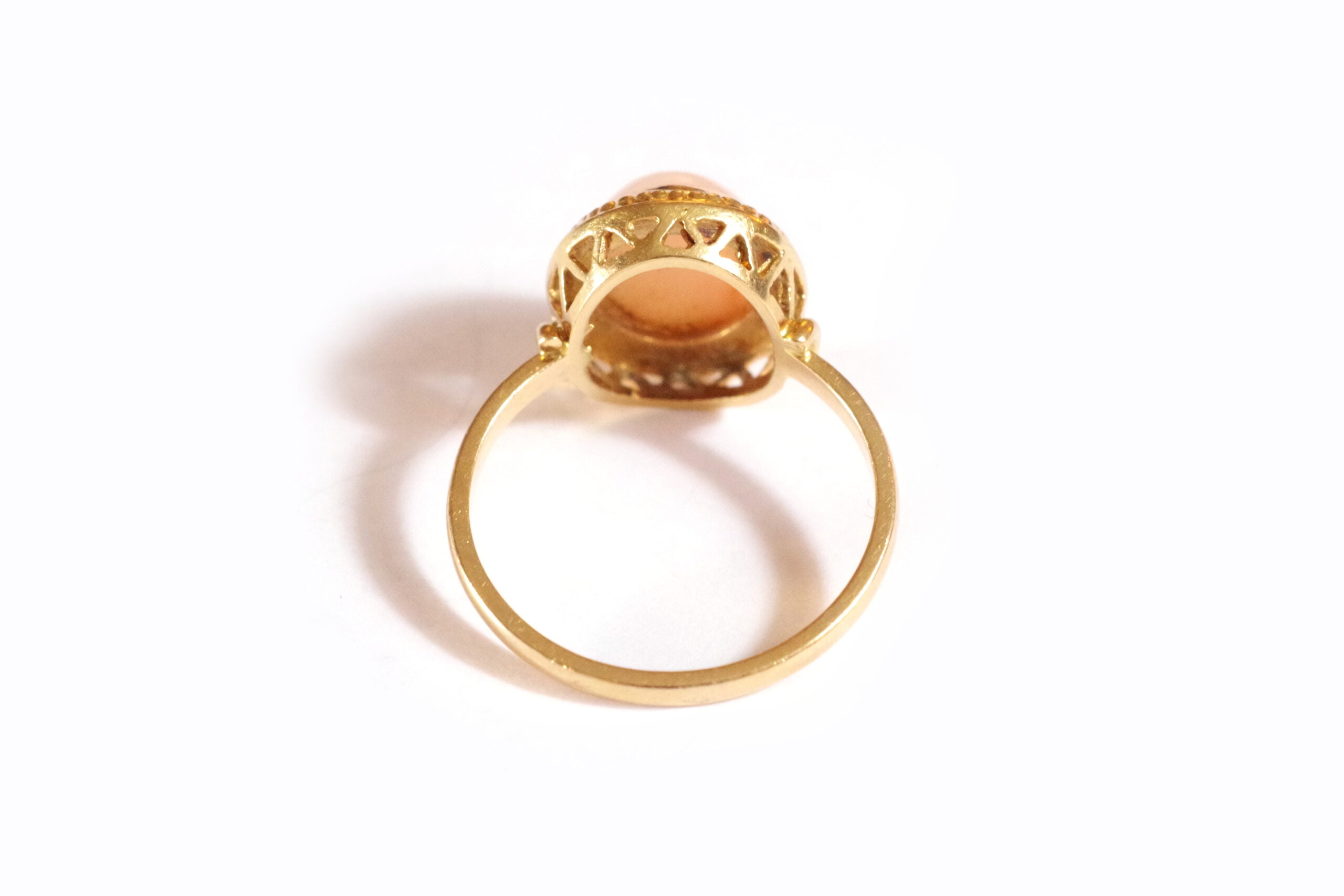 bague cabochon corail peau d'ange en or