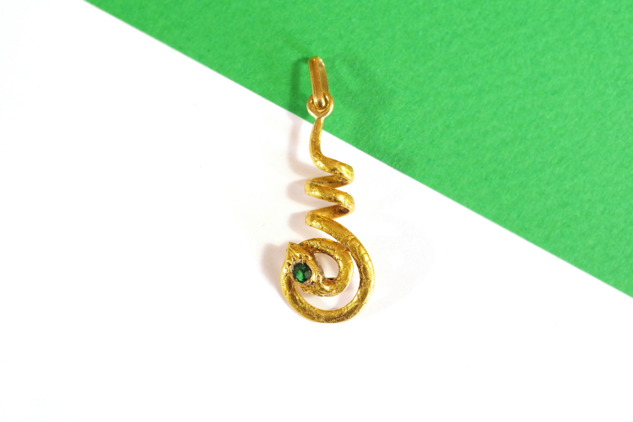 Pendentif serpent en or jaune emeraude