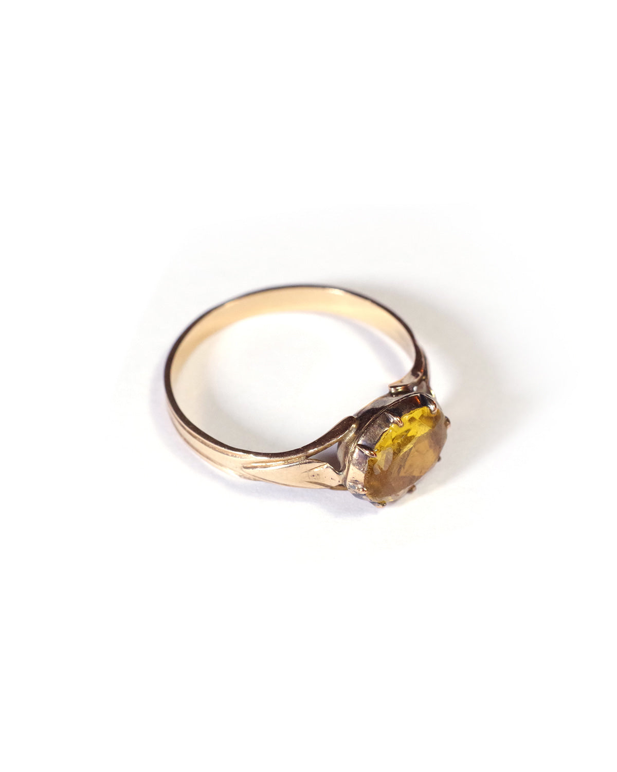 Yellow stone ring in gold