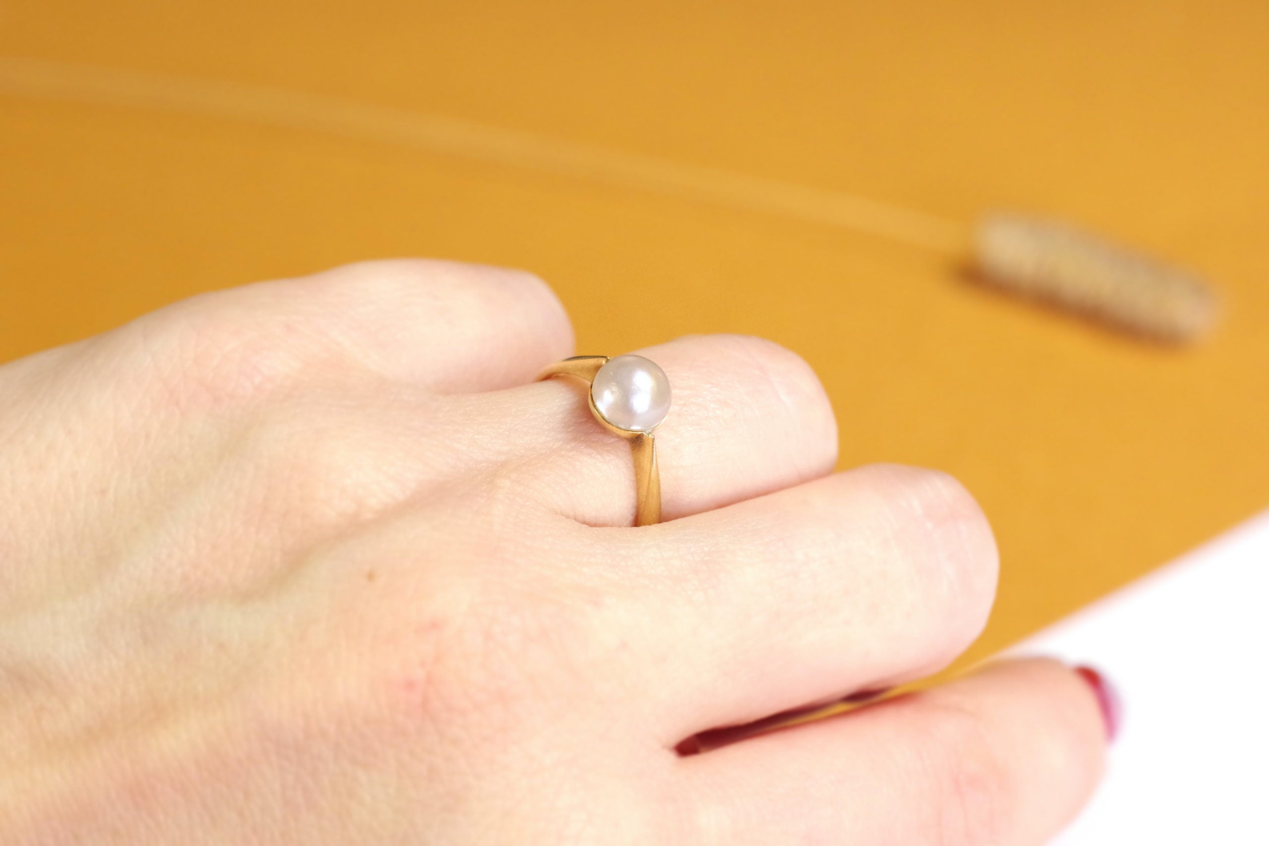 bague solitaire en or et perle