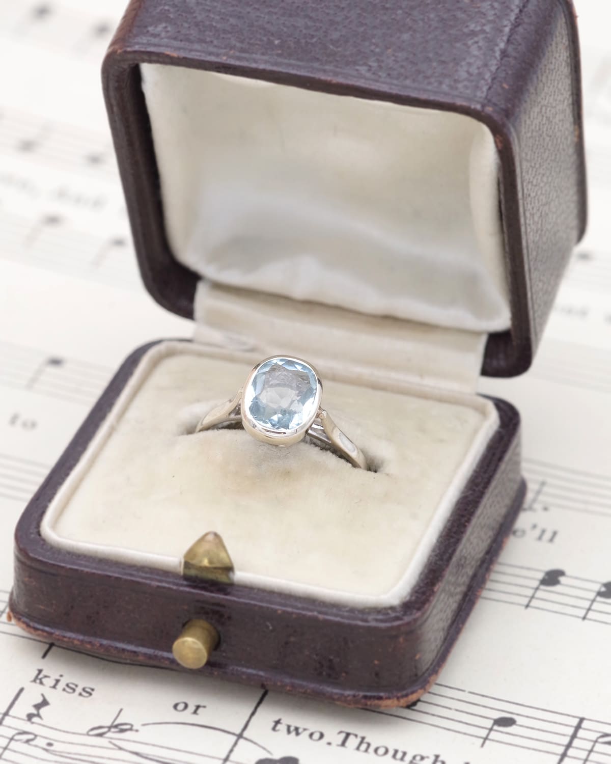 bague solitaire aigue-marine en or blanc