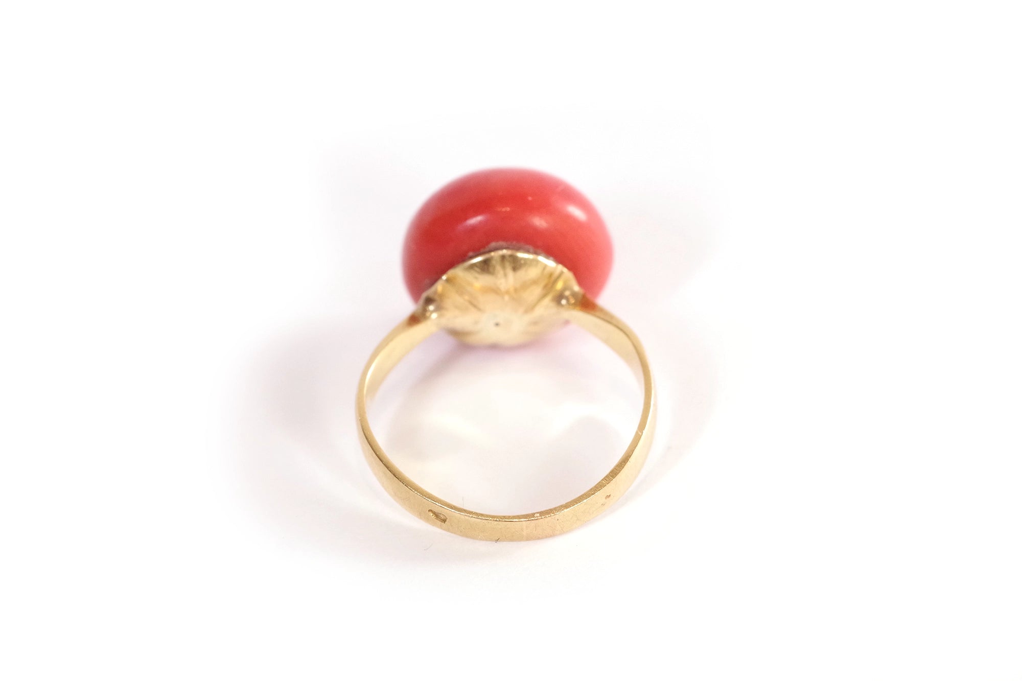 bague cabochon de corail en or