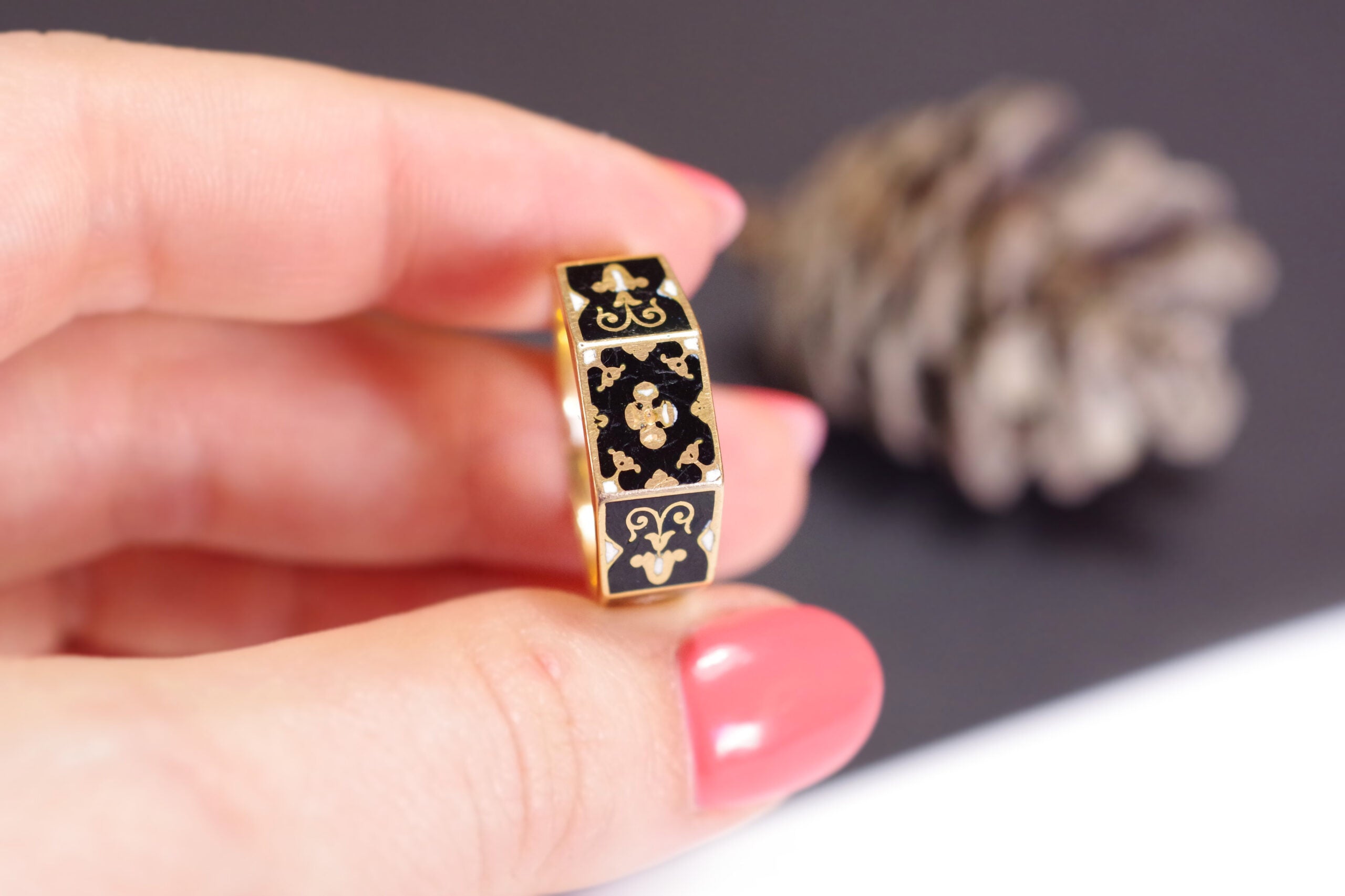 victorian enamelled 18k gold ring