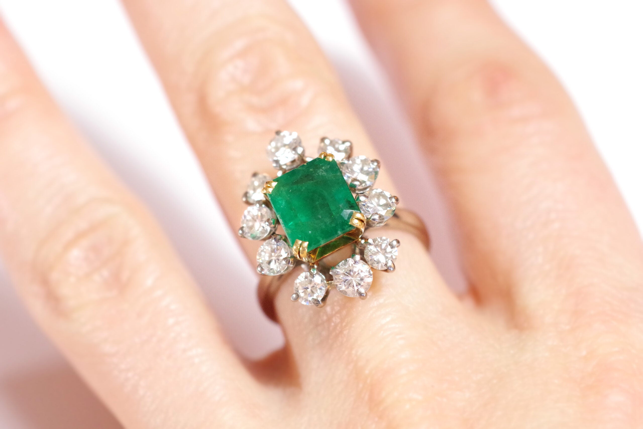 Bague marguerite emeraude diamants