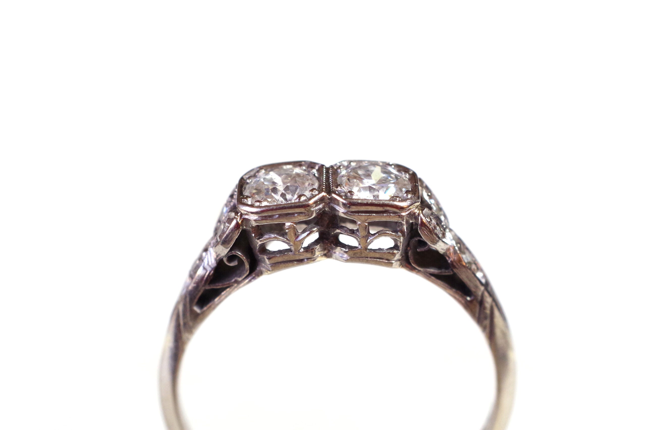 Bague art deco en platine ornée de diamants