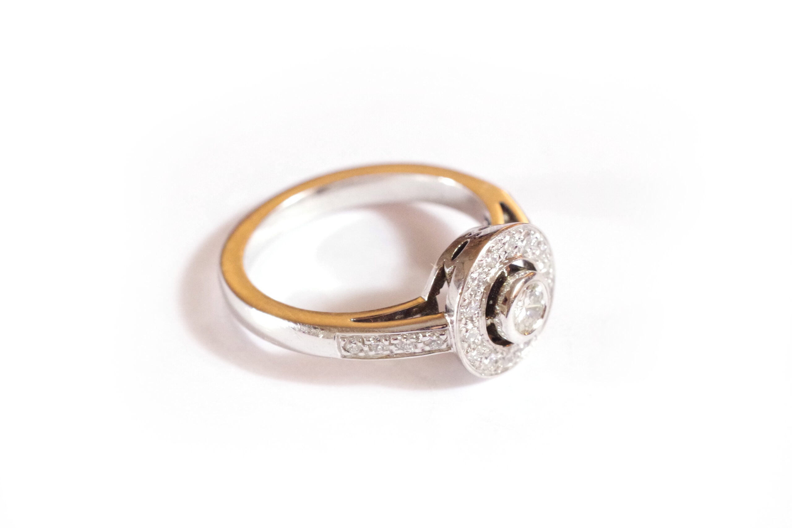 bague circulaire en or blanc 18k et diamant