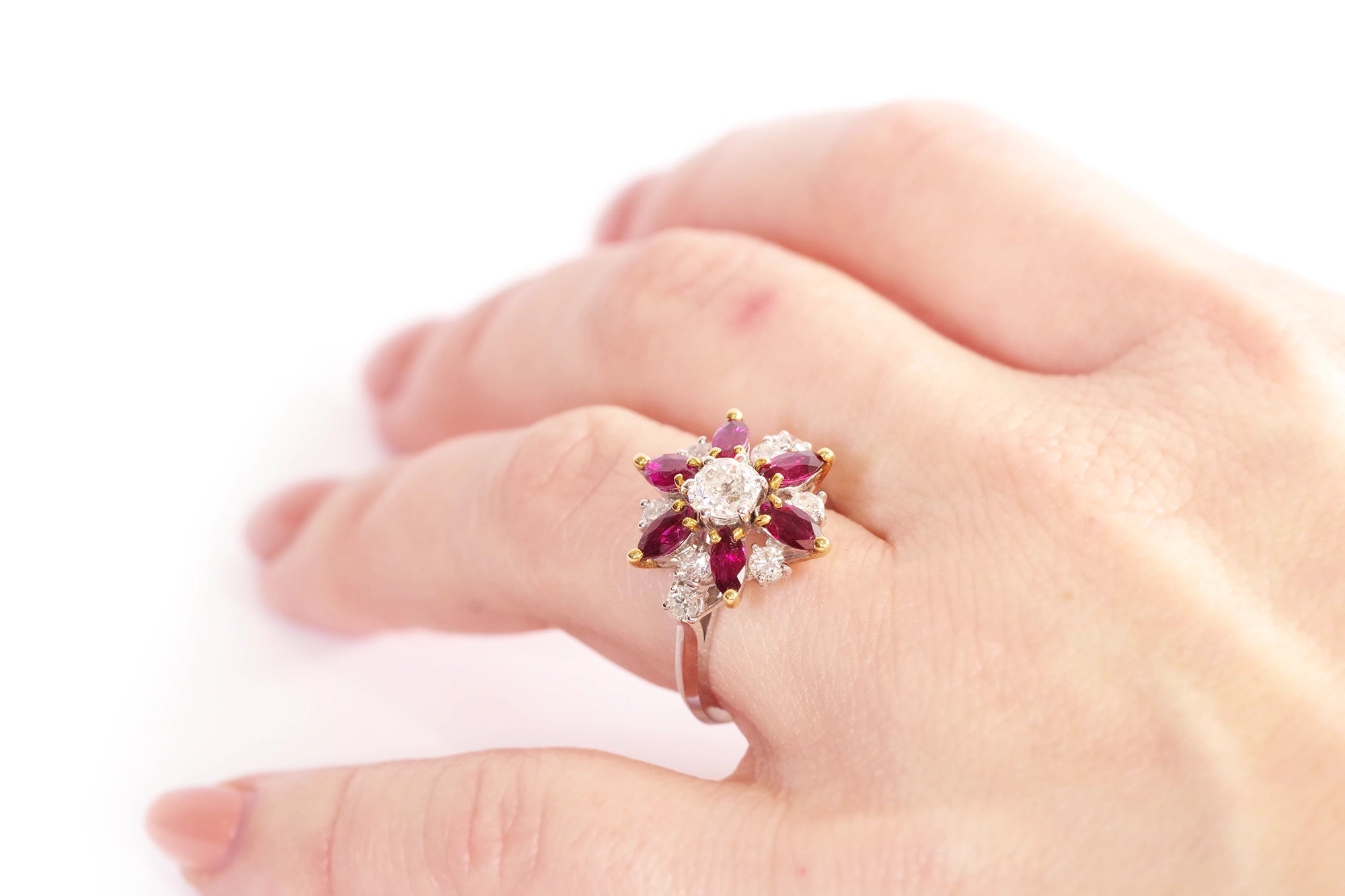 bague fleur rubis diamants en or