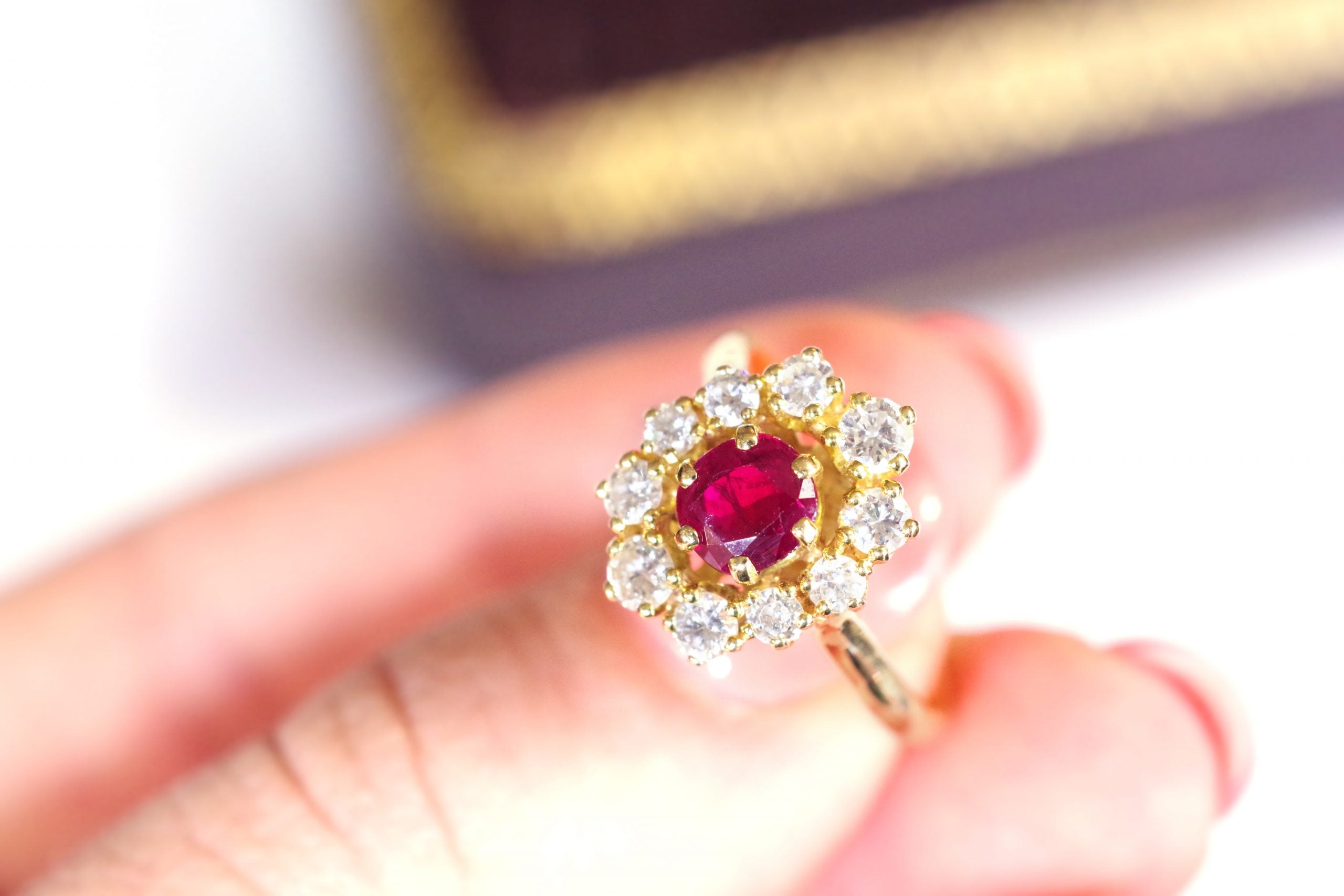 Bague marguerite rubis et diamants